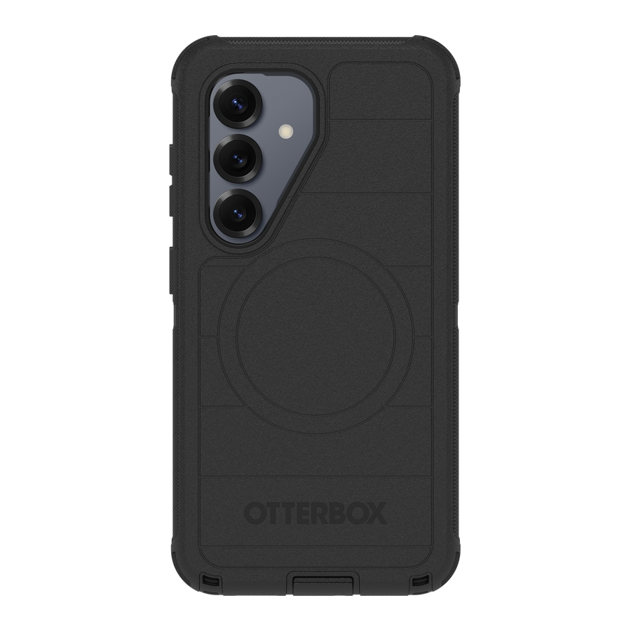 Una funda protectora negra Otterbox con tres aberturas de cámara verticales en la parte posterior.