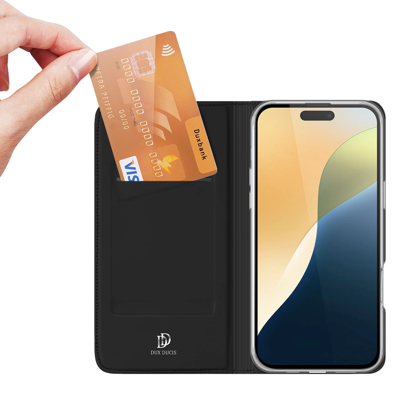 Una mano inserisce una carta di credito dorata in una custodia a portafoglio nera accanto a uno smartphone.