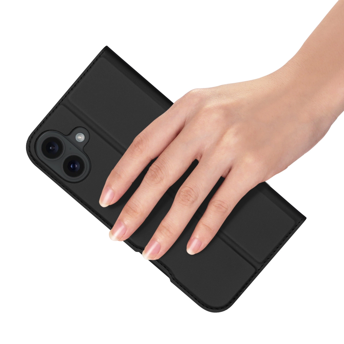 Una mano tiene uno smartphone nero in una custodia protettiva con obiettivi della fotocamera visibili su sfondo bianco.