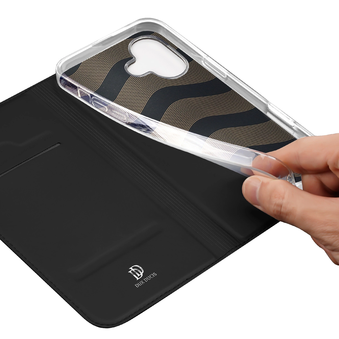 Una mano apre una custodia a libro nera Dux Ducis con cover trasparente e motivo a onde.