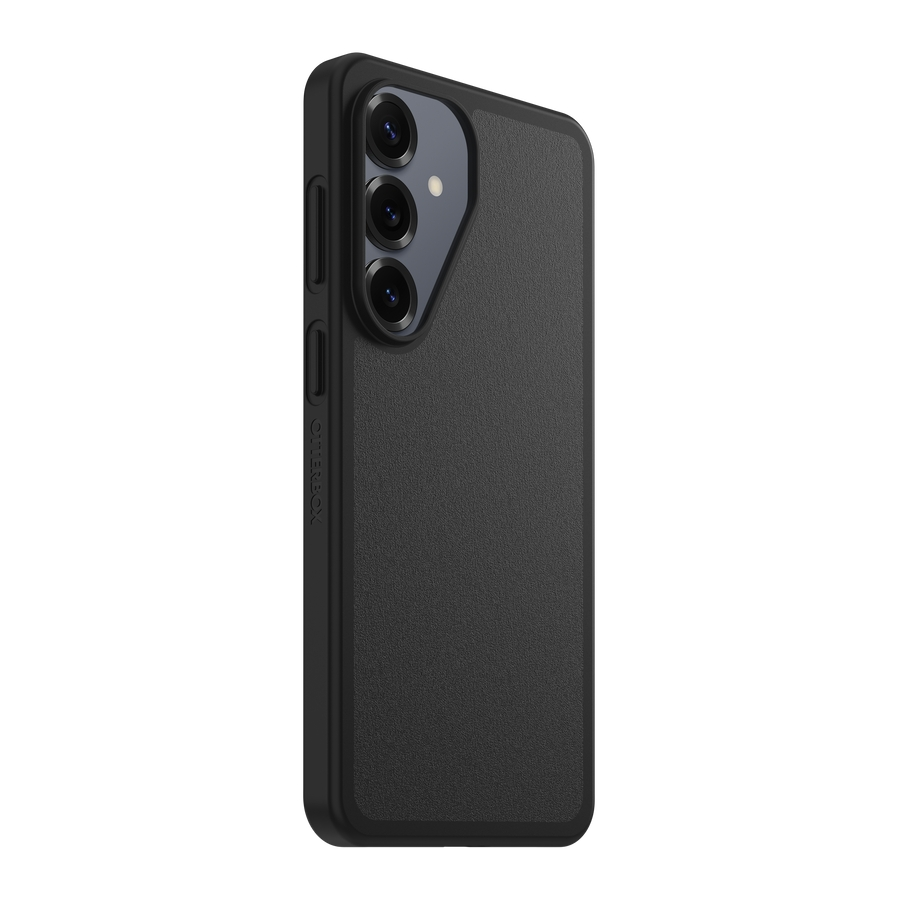 Een zwarte smartphone met een triple camera-lens op de achterkant en zijknoppen op een witte achtergrond.