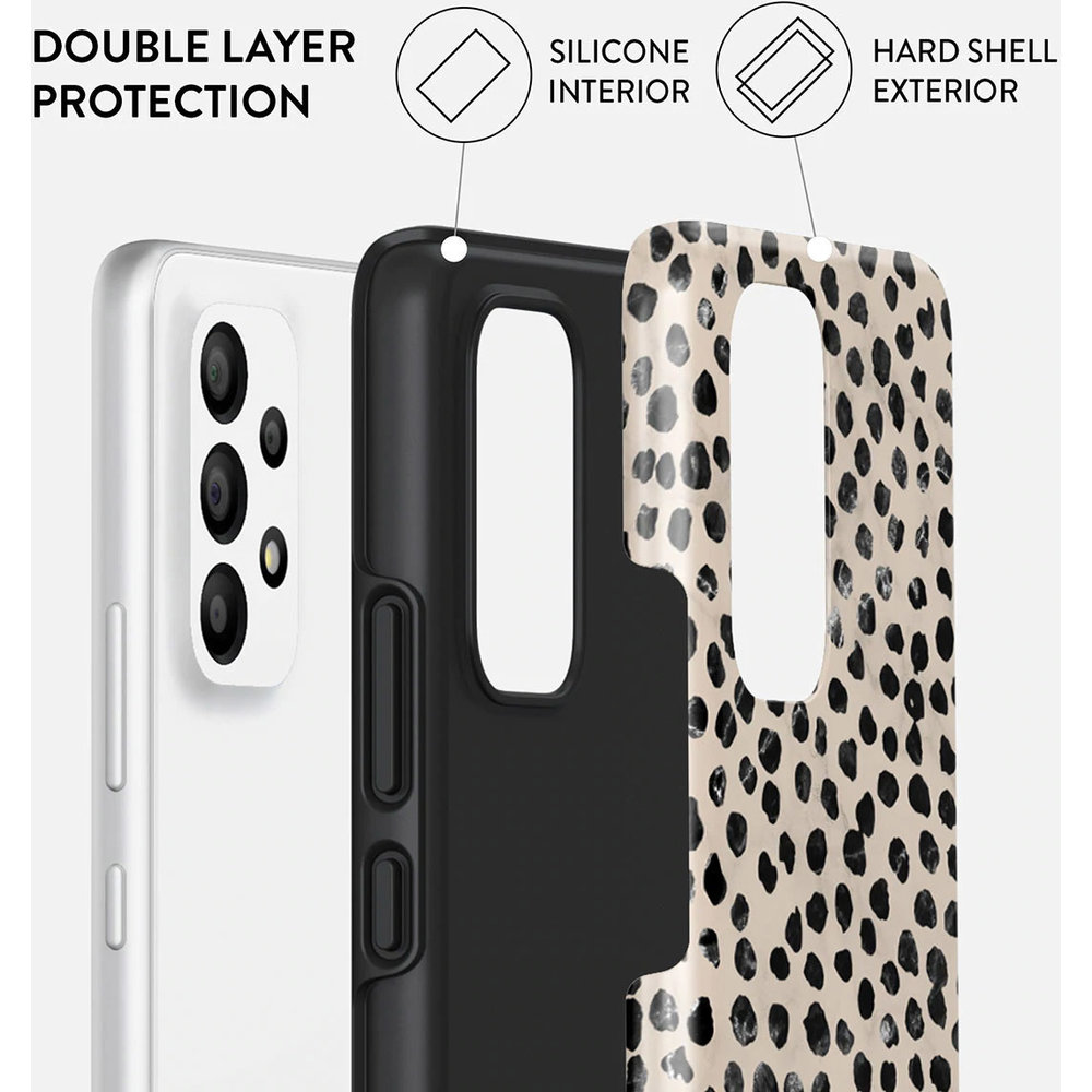 Smartphone avec double protection, intérieur en silicone noir et coque rigide à motifs.