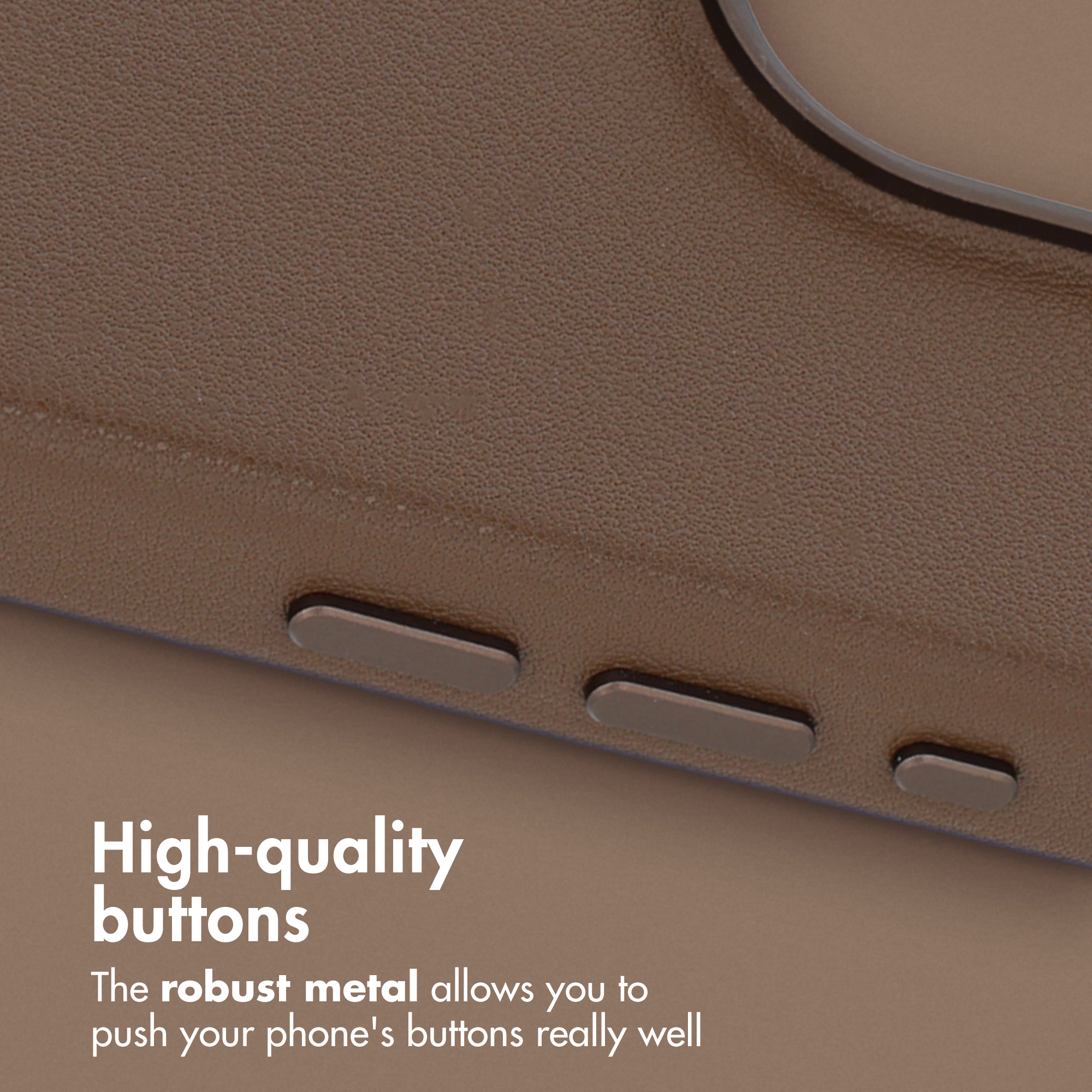 Gros plan d'une coque de téléphone marron avec des boutons métalliques robustes sur le côté.