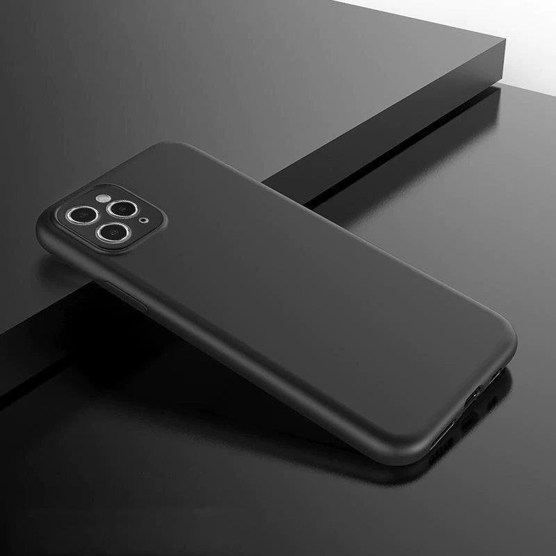Uno smartphone nero con fotocamera posteriore si trova su una superficie scura.