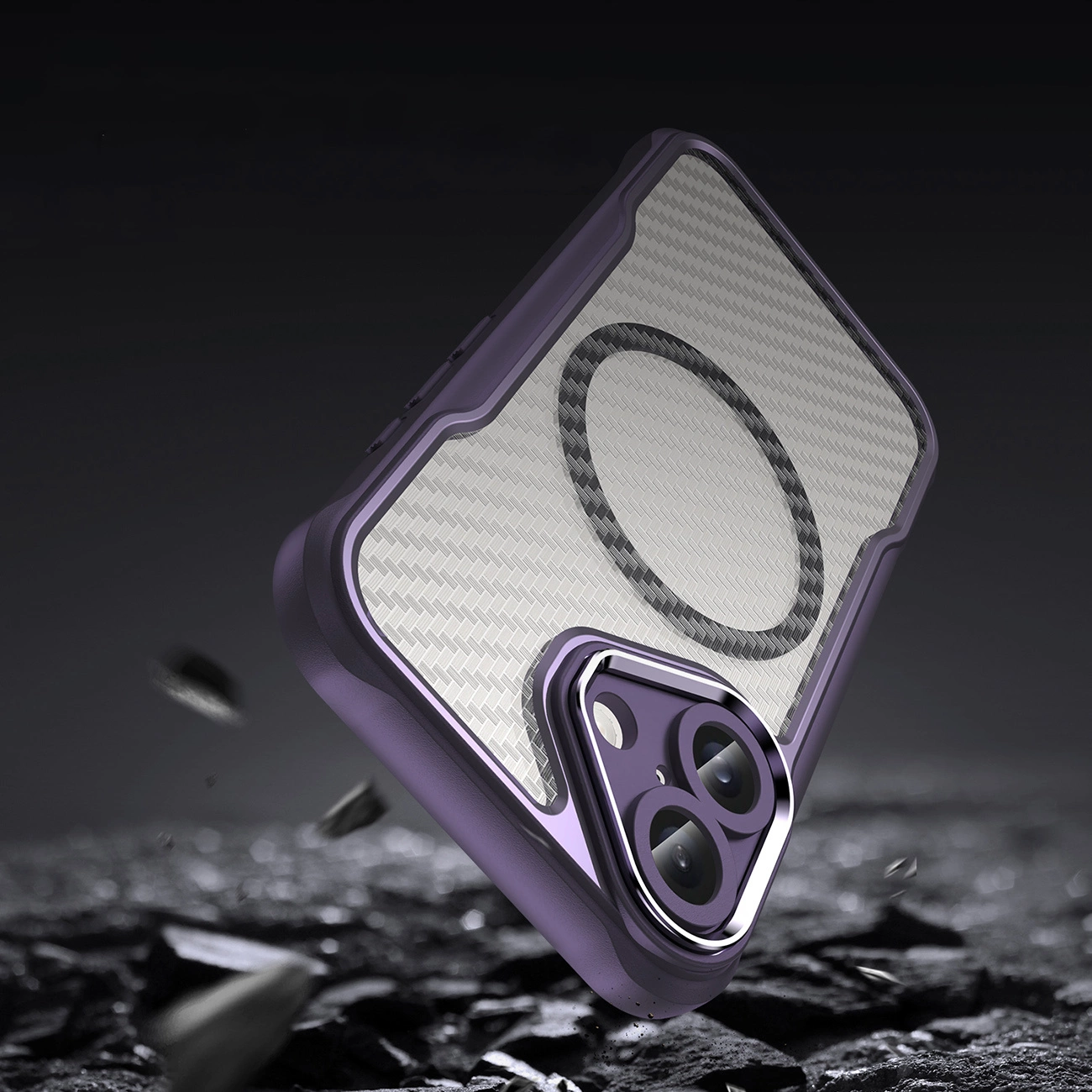 Custodia protettiva viola con motivo in carbonio e anello MagSafe, fluttuante su terreno scuro.