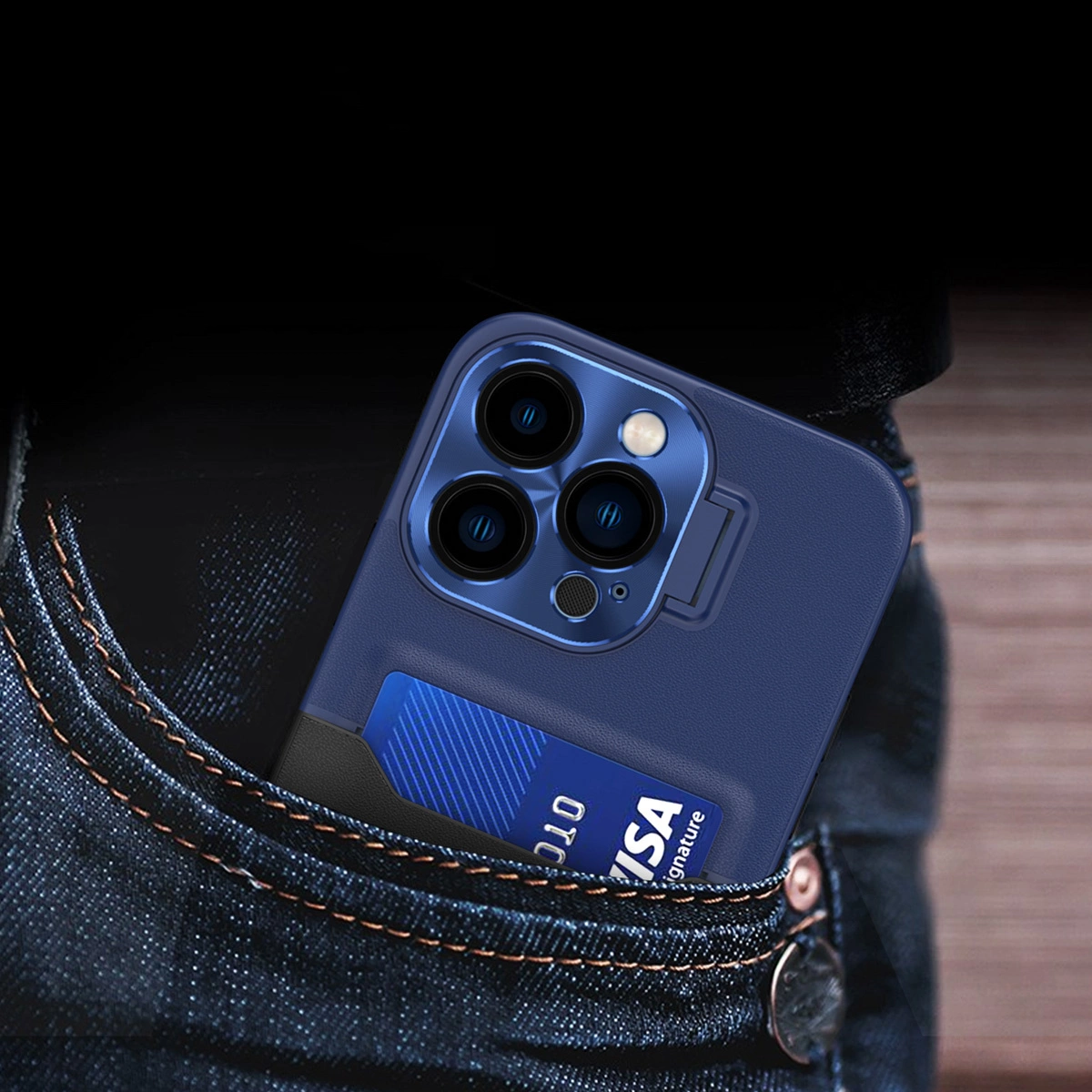 Uno smartphone blu con porta carte nella tasca posteriore di jeans blu.