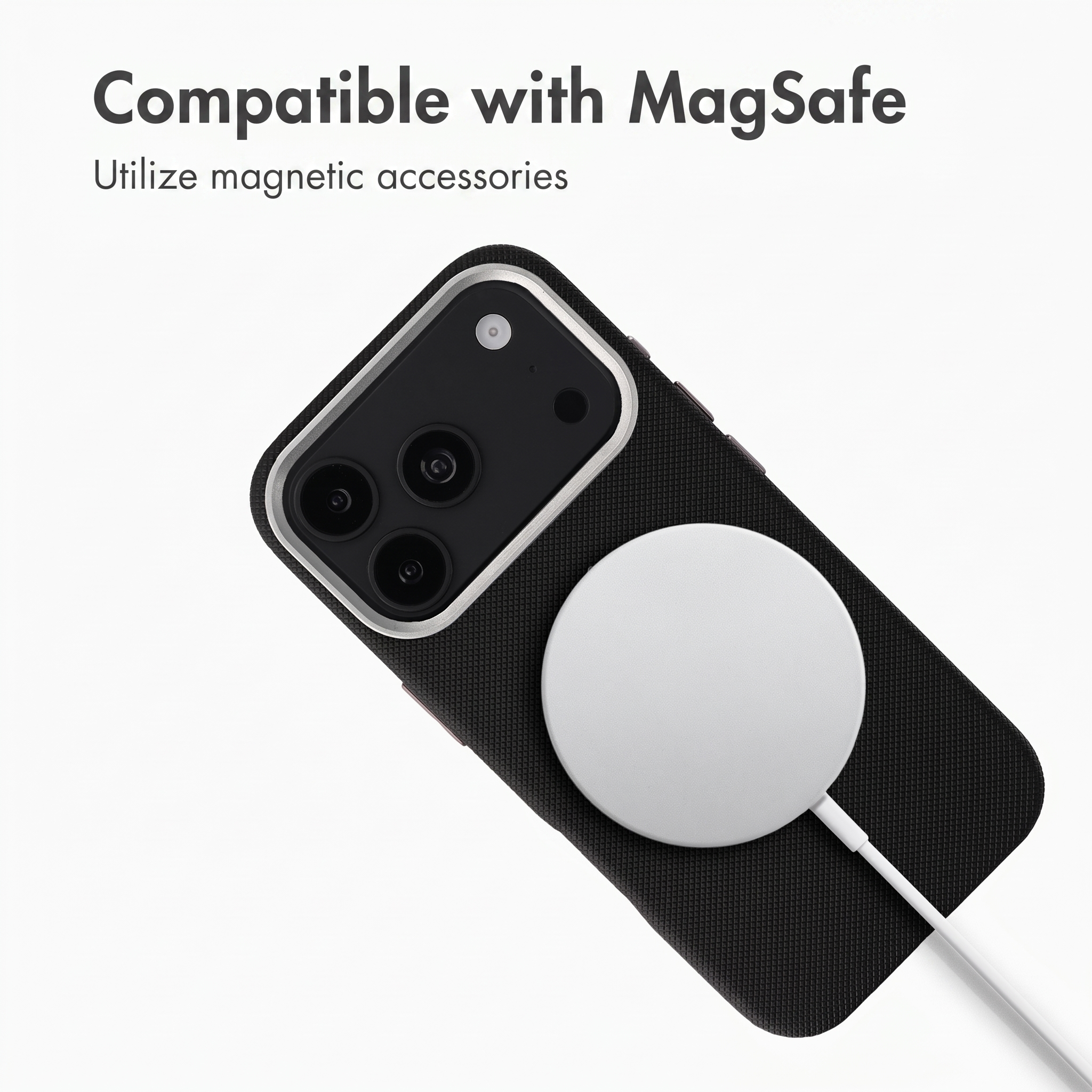 Uno smartphone nero con cover protettiva e un caricabatterie MagSafe bianco sul retro.