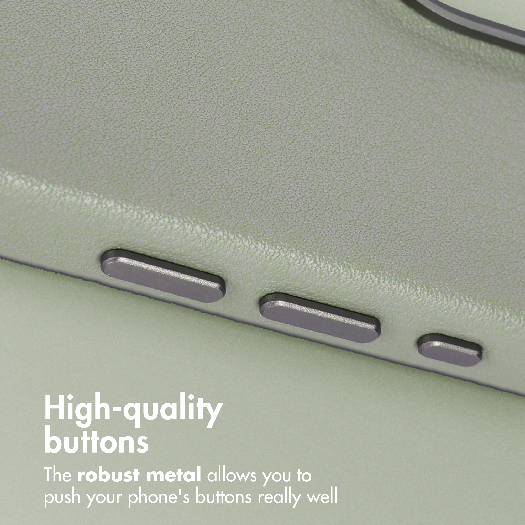 Gros plan de trois boutons métalliques robustes sur une coque de téléphone verte avec du texte.