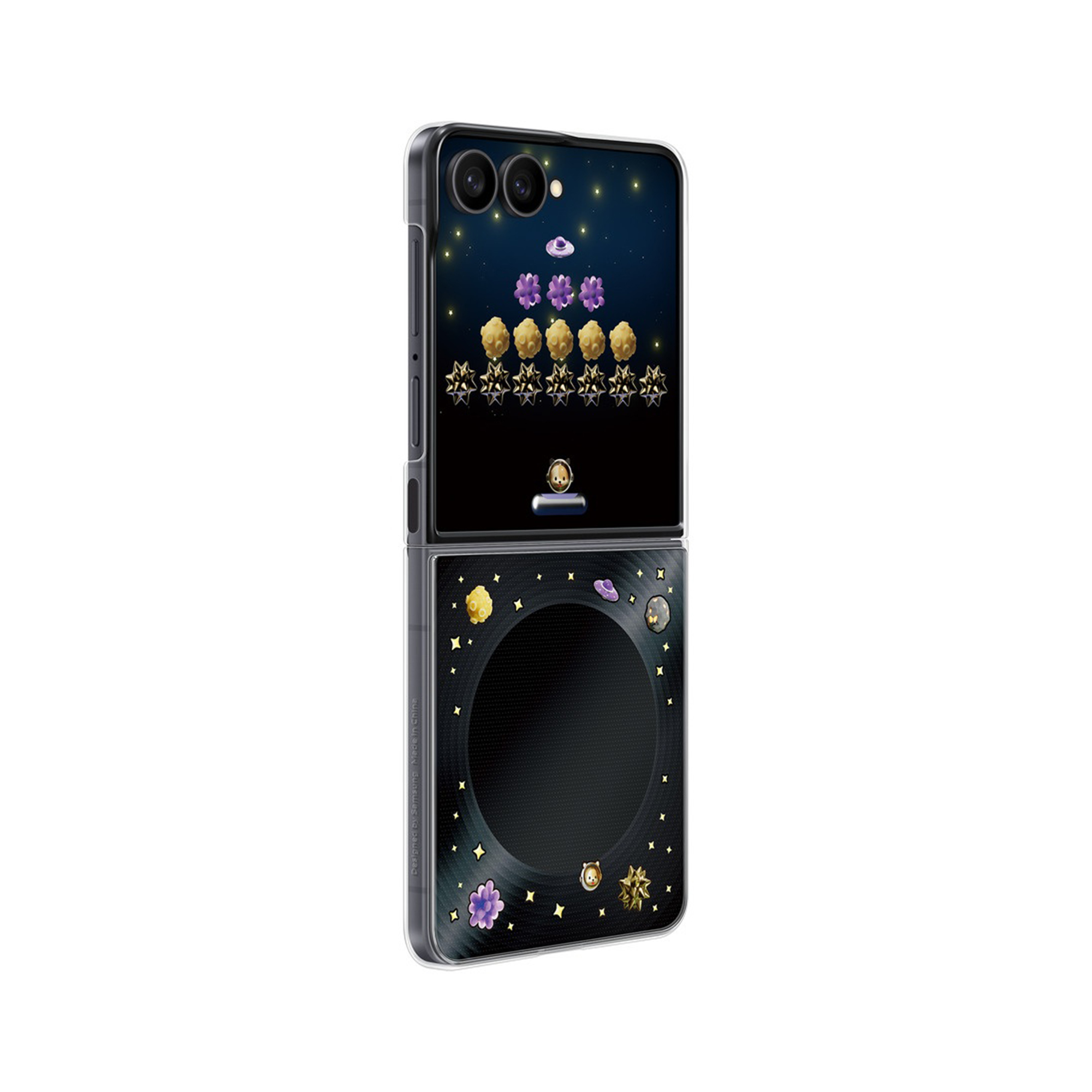 Uno smartphone pieghevole con un gioco spaziale retro sullo schermo superiore e adesivi a tema spaziale.