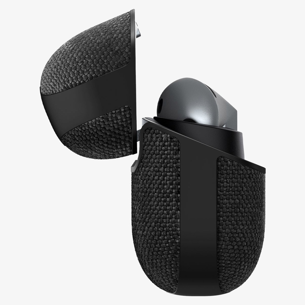 Una custodia di ricarica in tessuto nero aperta con un auricolare wireless grigio dentro, su sfondo bianco.
