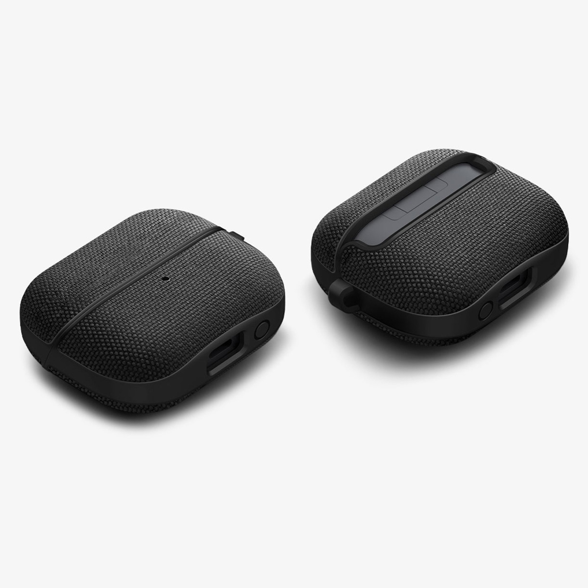 Due custodie protettive testurizzate nere per auricolari wireless su sfondo bianco.