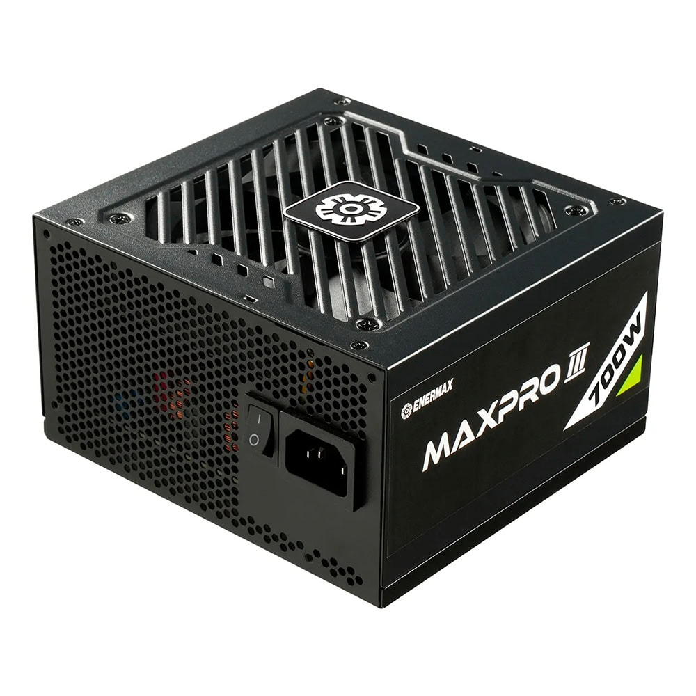 Beyaz zemin üzerinde fan ızgaralı siyah Enermax MaxPro III 700W PC güç kaynağı.