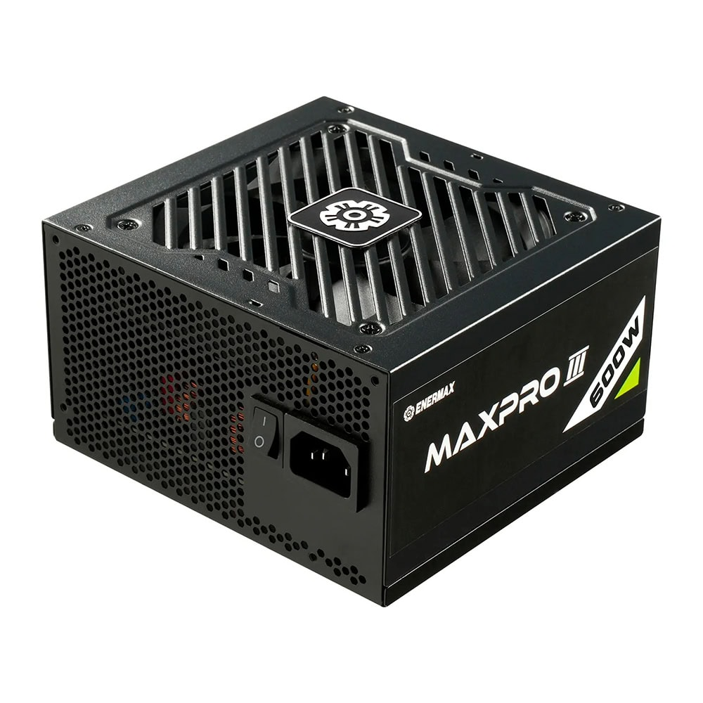 Beyaz arka planda üst fan ızgarası ve güç anahtarı olan siyah Enermax Maxpro III 600W bilgisayar güç kaynağı.