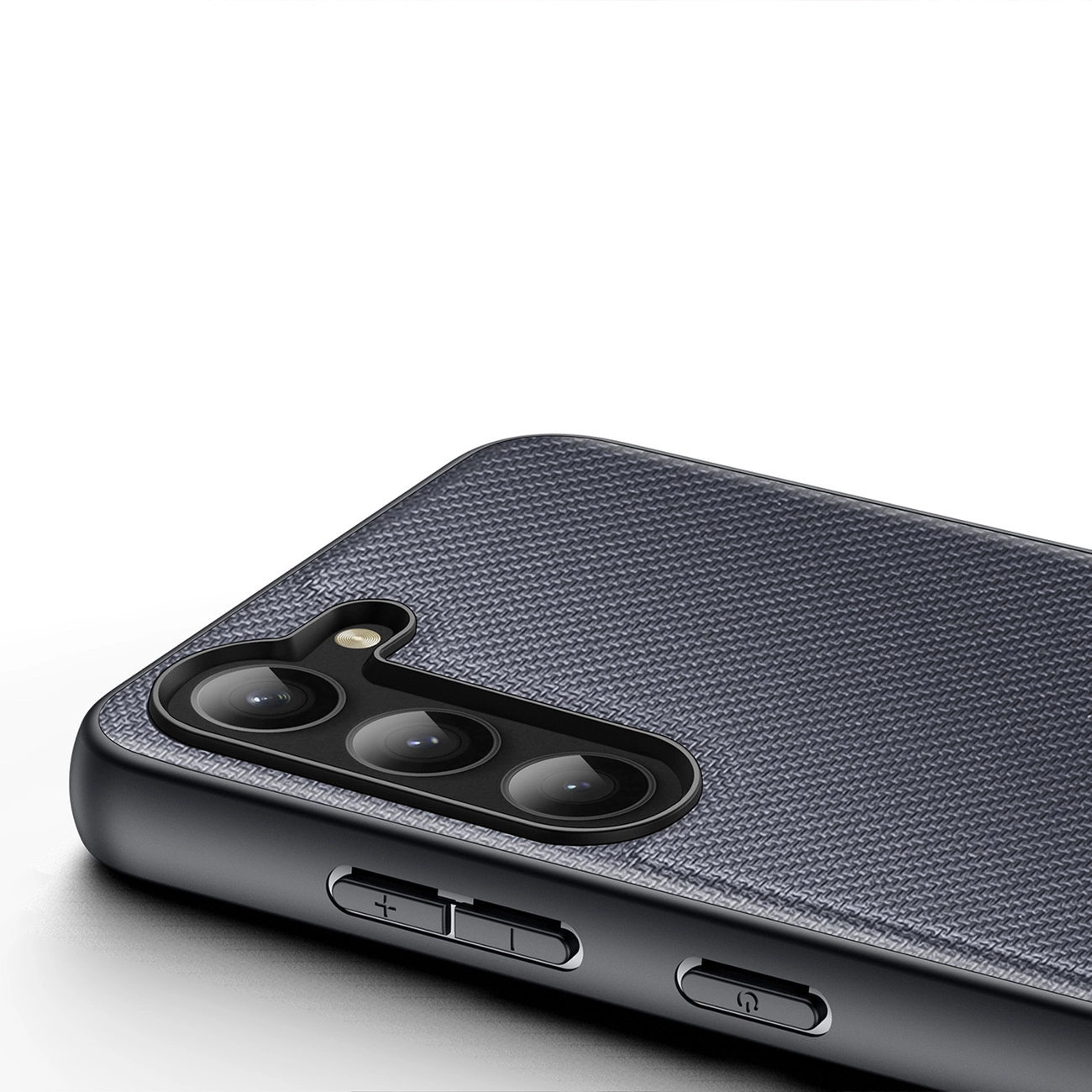 Primo piano di uno smartphone con cover grigio scuro testurizzata, tre fotocamere posteriori e tasti laterali.