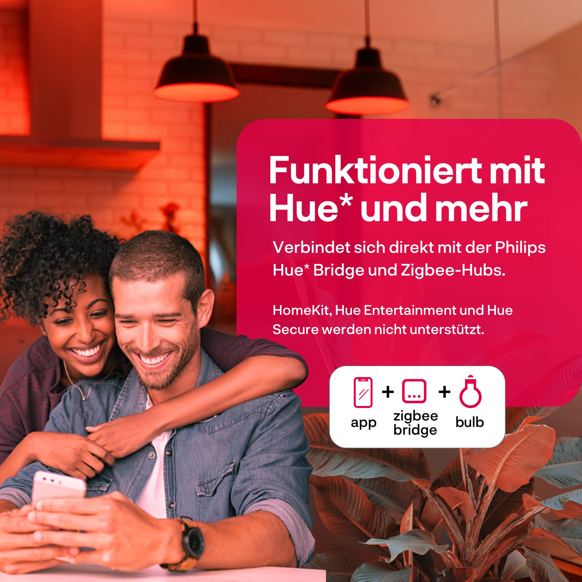 Ein lächelndes Paar sitzt im Wohnzimmer und schaut auf ein Smartphone. Rechts ein rotes Textfeld.