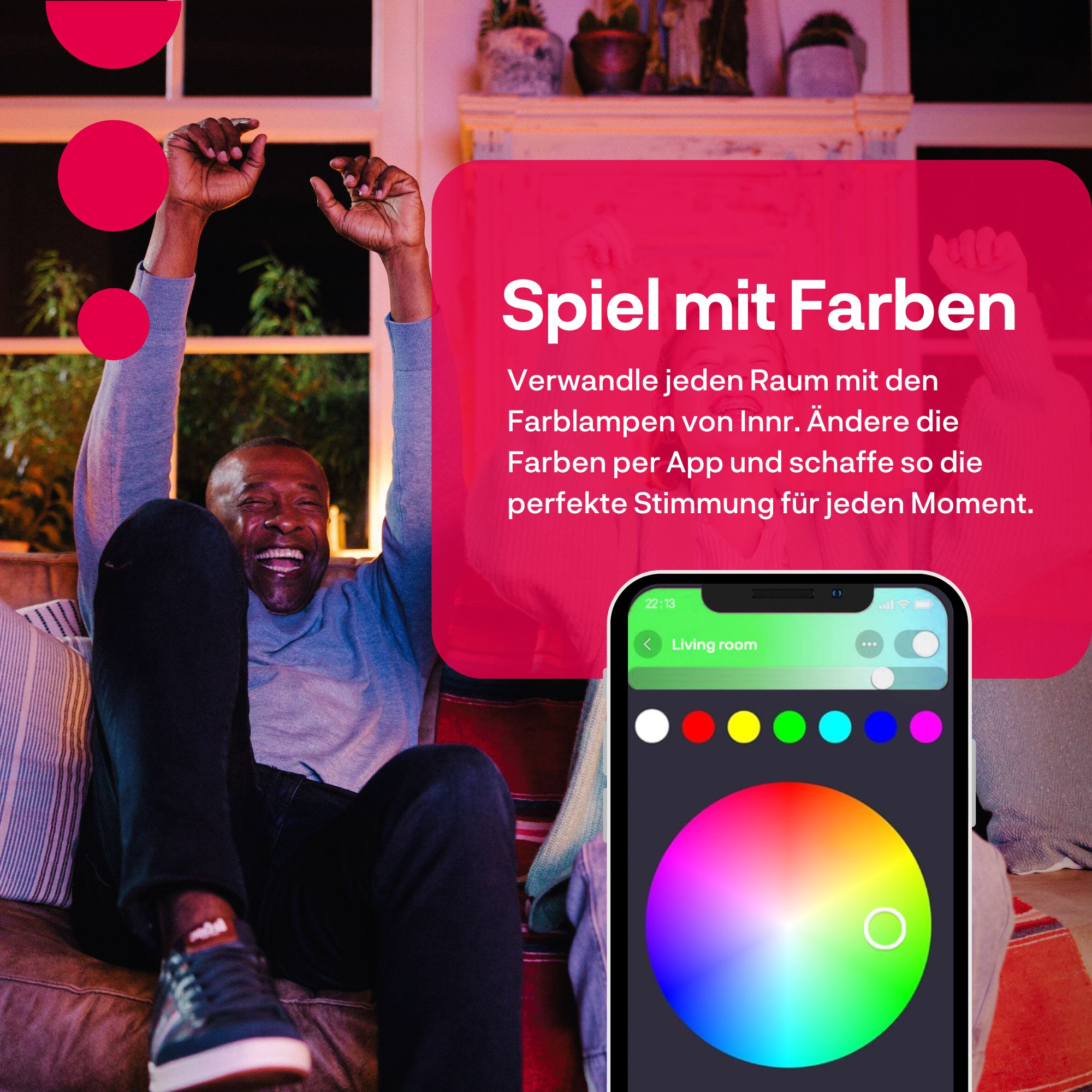 Ein Mann sitzt glücklich auf dem Sofa, während im Vordergrund ein Smartphone mit einer Farbsteuerungs-App zu sehen ist.