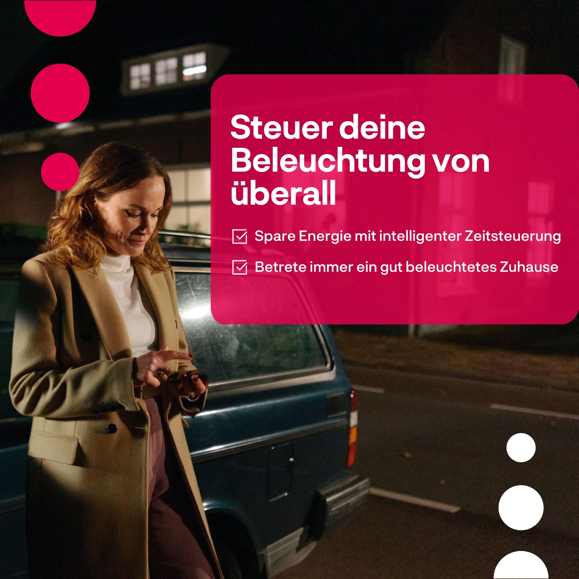 Eine Frau in einem Mantel steht nachts vor einem Auto und bedient ihr Smartphone. Textfeld und Punkte im Bild.