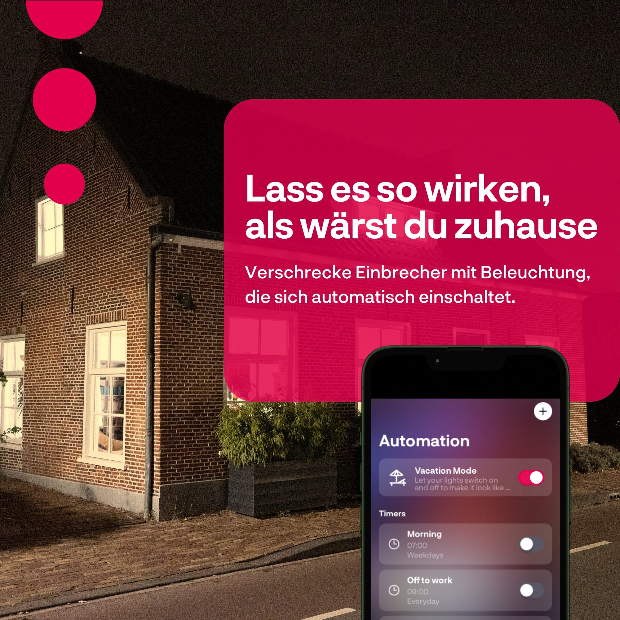 Haus bei Nacht mit rotem Werbeoverlay und Smartphone, das eine Smart-Home-Automatisierungs-App zeigt.