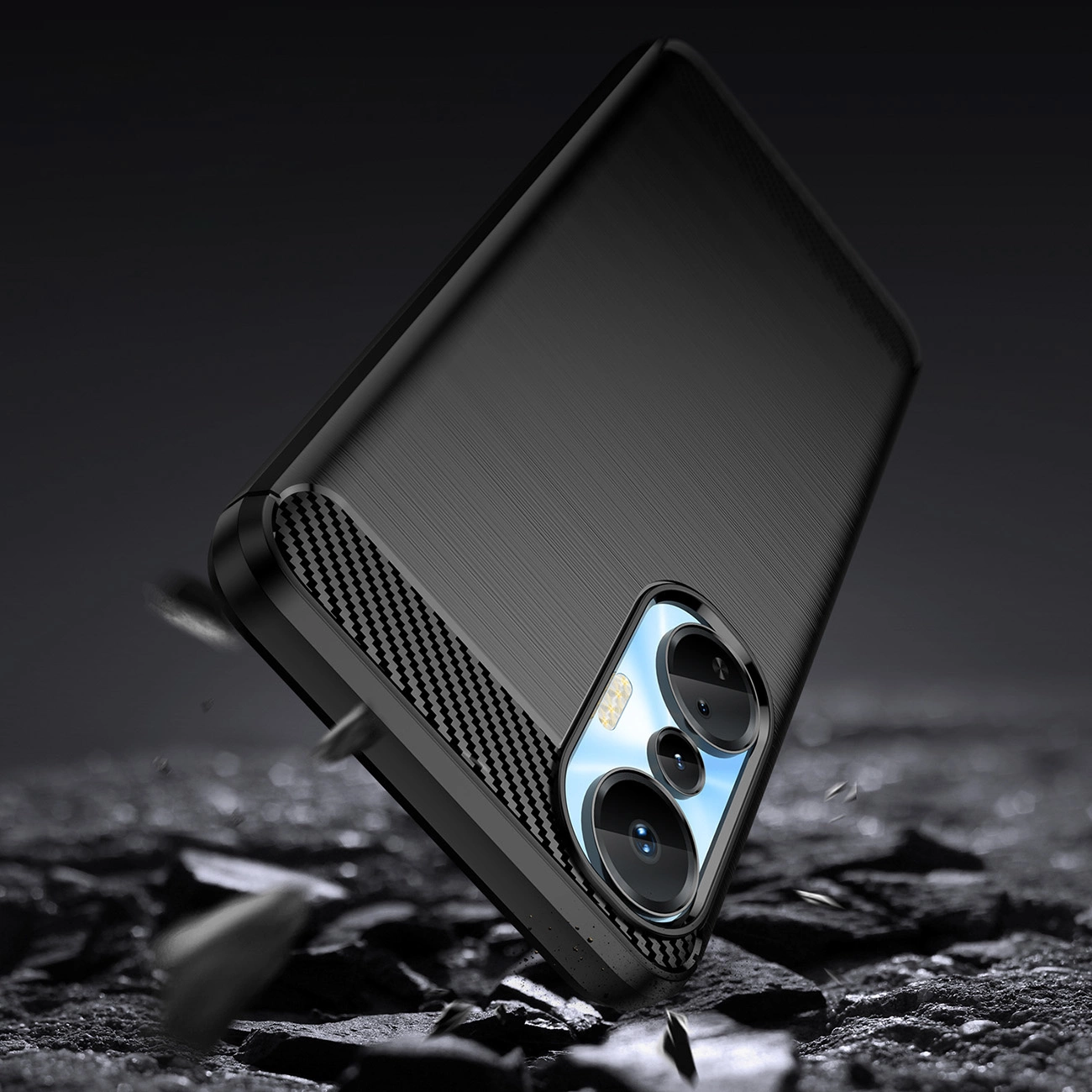 Uno smartphone nero con motivo in carbonio sul retro fluttua sopra un terreno irregolare.