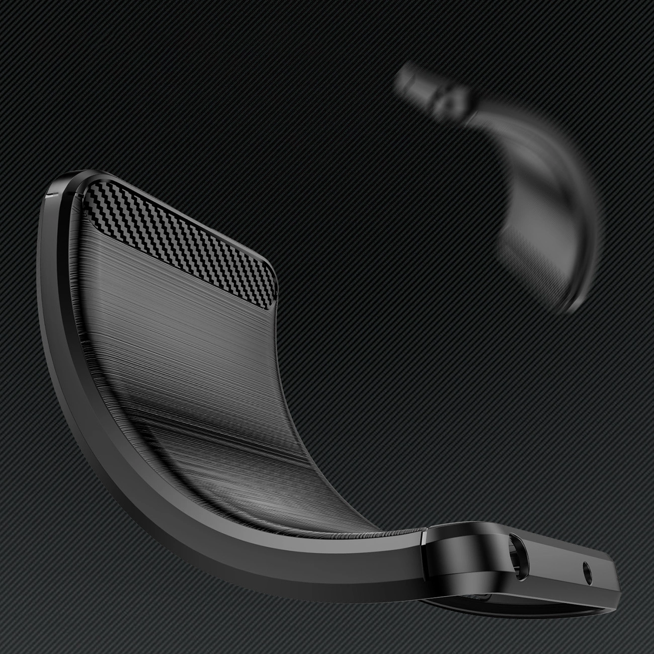 Una cover per cellulare nera curva con motivo in fibra di carbonio su sfondo scuro.