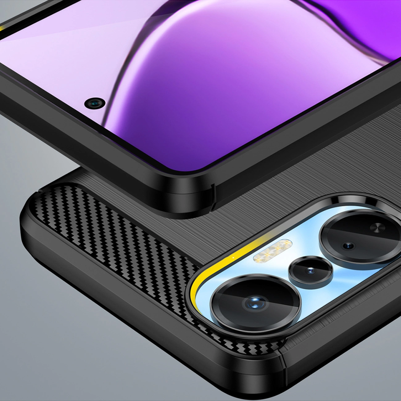 Uno smartphone con custodia nera in fibra di carbonio, tre fotocamere posteriori e display viola.