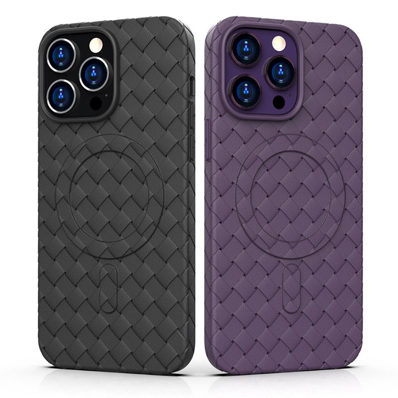 Due cover MagSafe intrecciate per iPhone in nero e viola con tripla fotocamera.