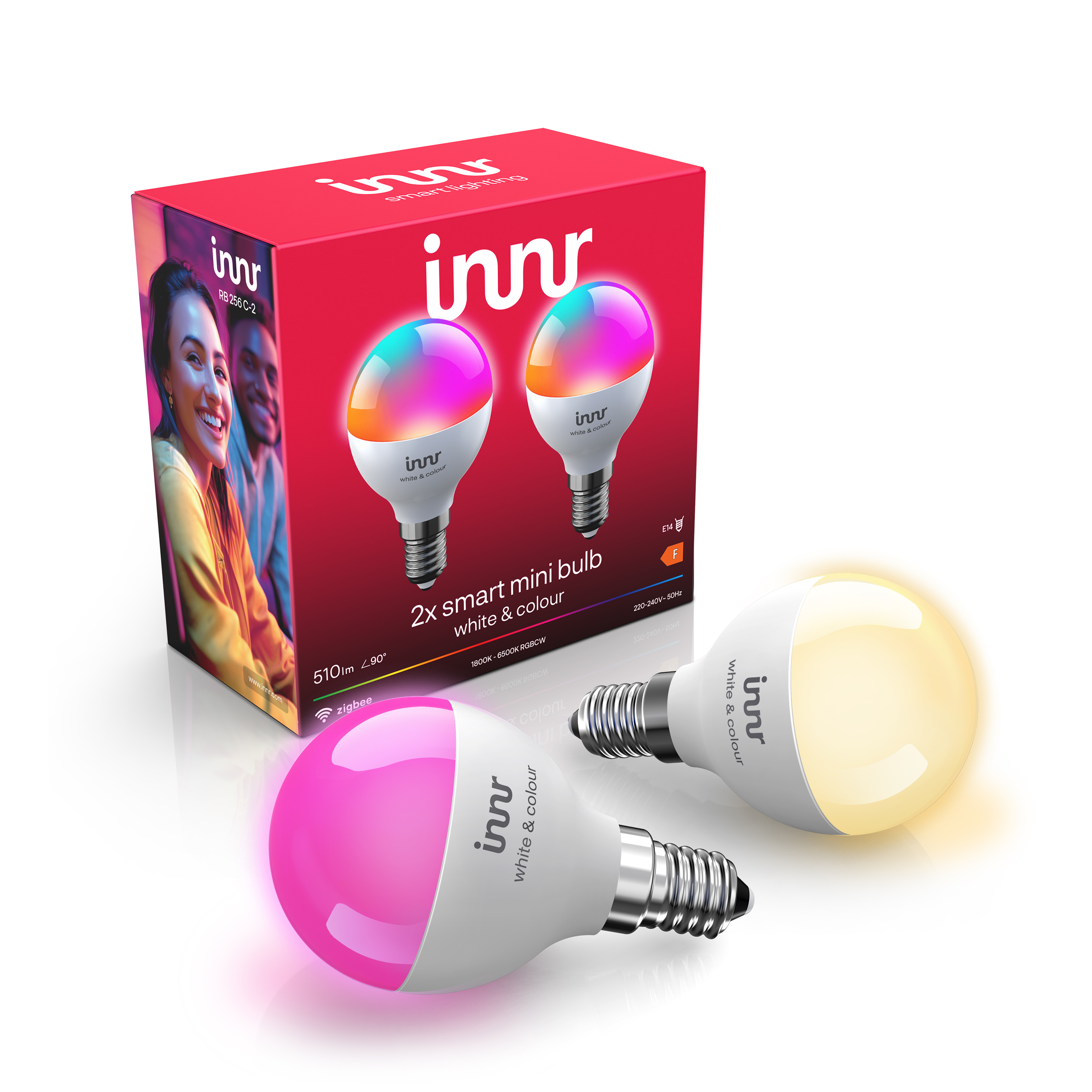 Zwei smarte E14 Mini-LED-Lampen vor einer roten Innr-Verpackung, eine pink, eine warmweiß leuchtend.