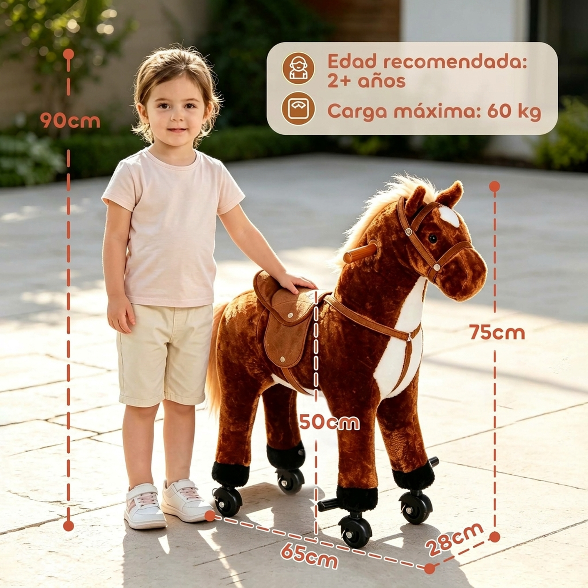 Niño pequeño junto a un caballo de peluche con ruedas y marcas de dimensiones.