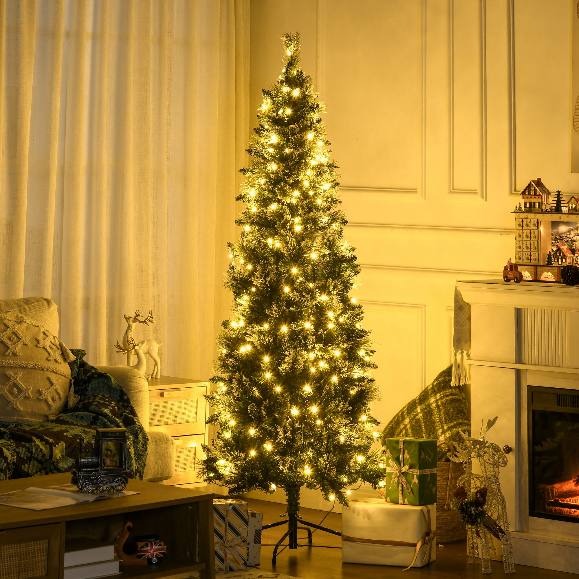 Árbol de Navidad iluminado en una sala acogedora con chimenea y regalos.