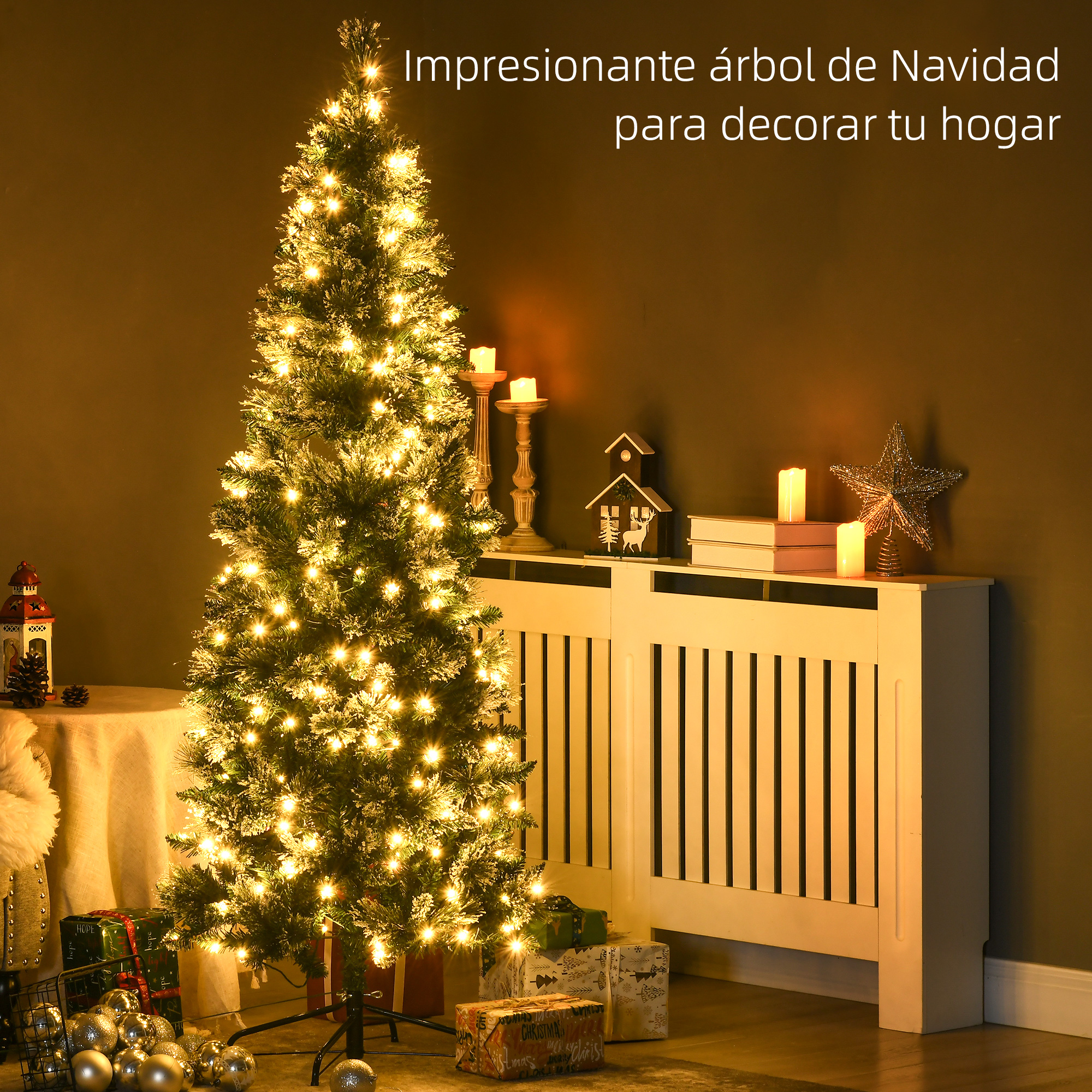 Árbol de Navidad iluminado contra una pared oscura con regalos y velas.