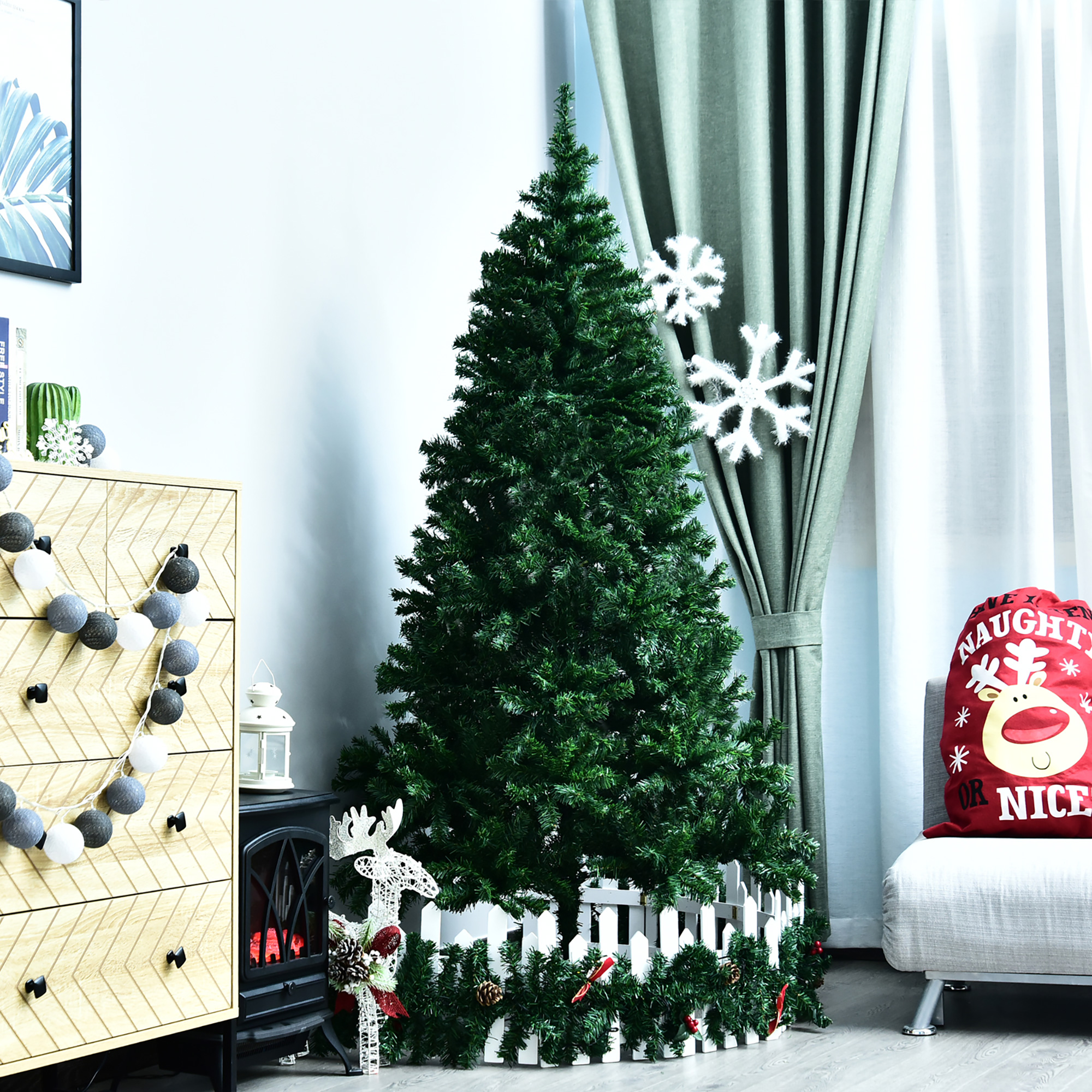 Un árbol de Navidad decorado se encuentra en una habitación con mueble de madera y cojín rojo.