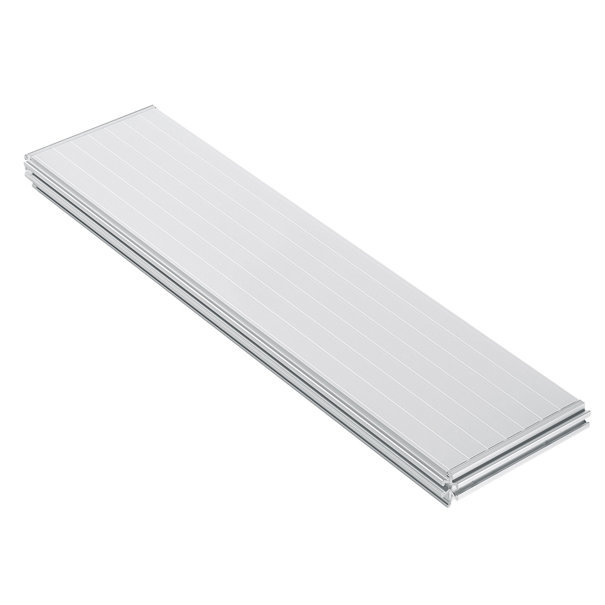 Ein rechteckiges, silbernes Aluminiumprofil mit parallelen Linien auf einer weißen Oberfläche.