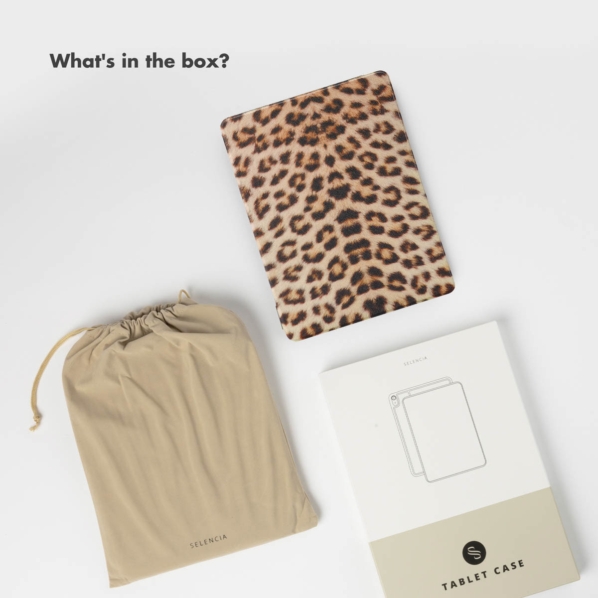 Een tablet hoes met panterprint, een beige tasje en een doOS op een witte achtergrond.