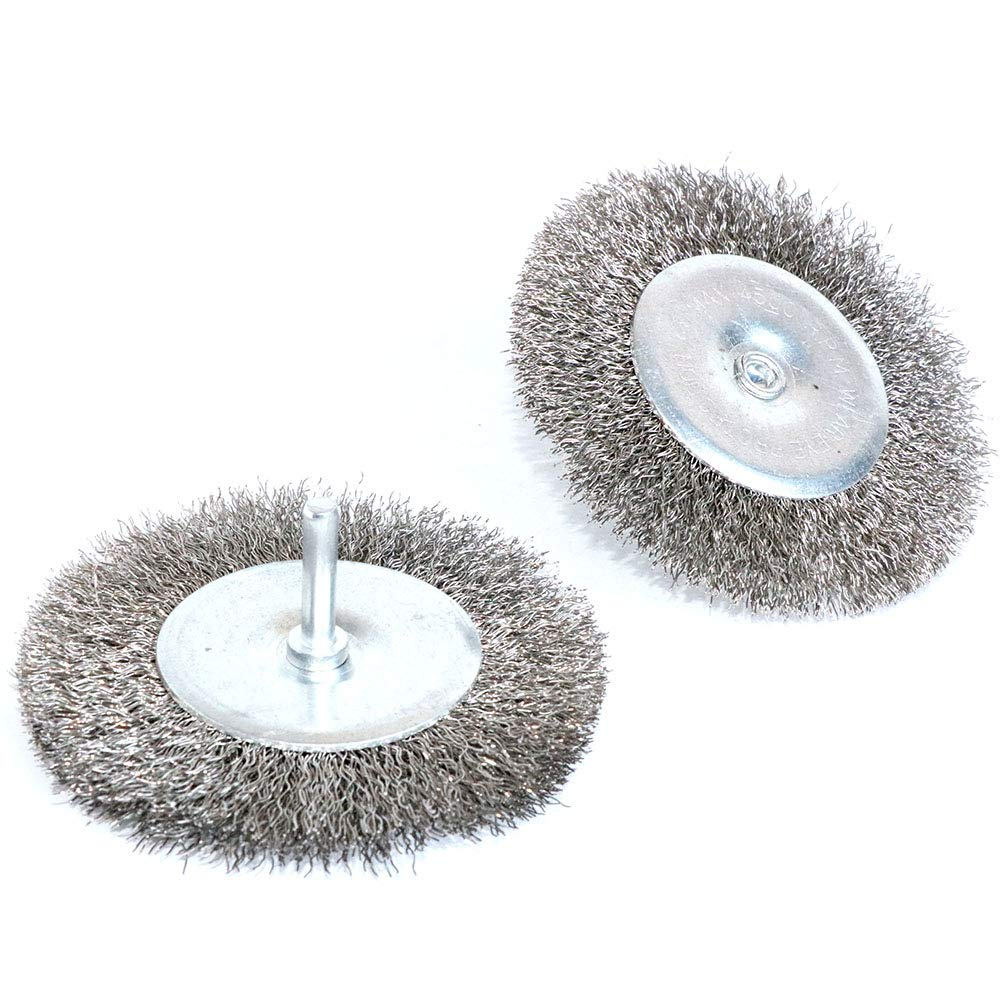 Zwei runde Drahtbürstenscheiben mit Metallmitten vor weißem Hintergrund, eine mit Befestigungsschaft.