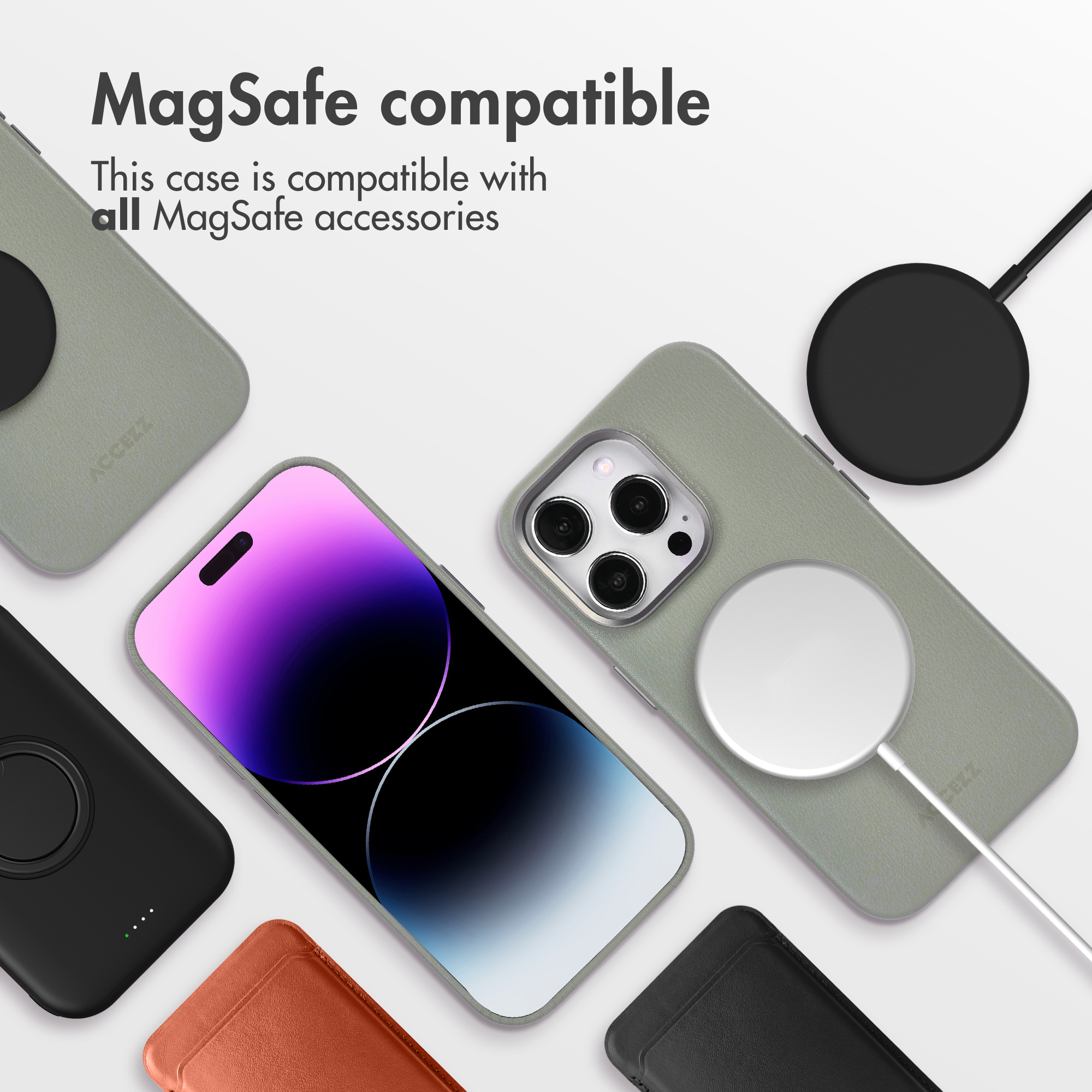 Cover per telefono verde con accessori MagSafe su sfondo bianco.