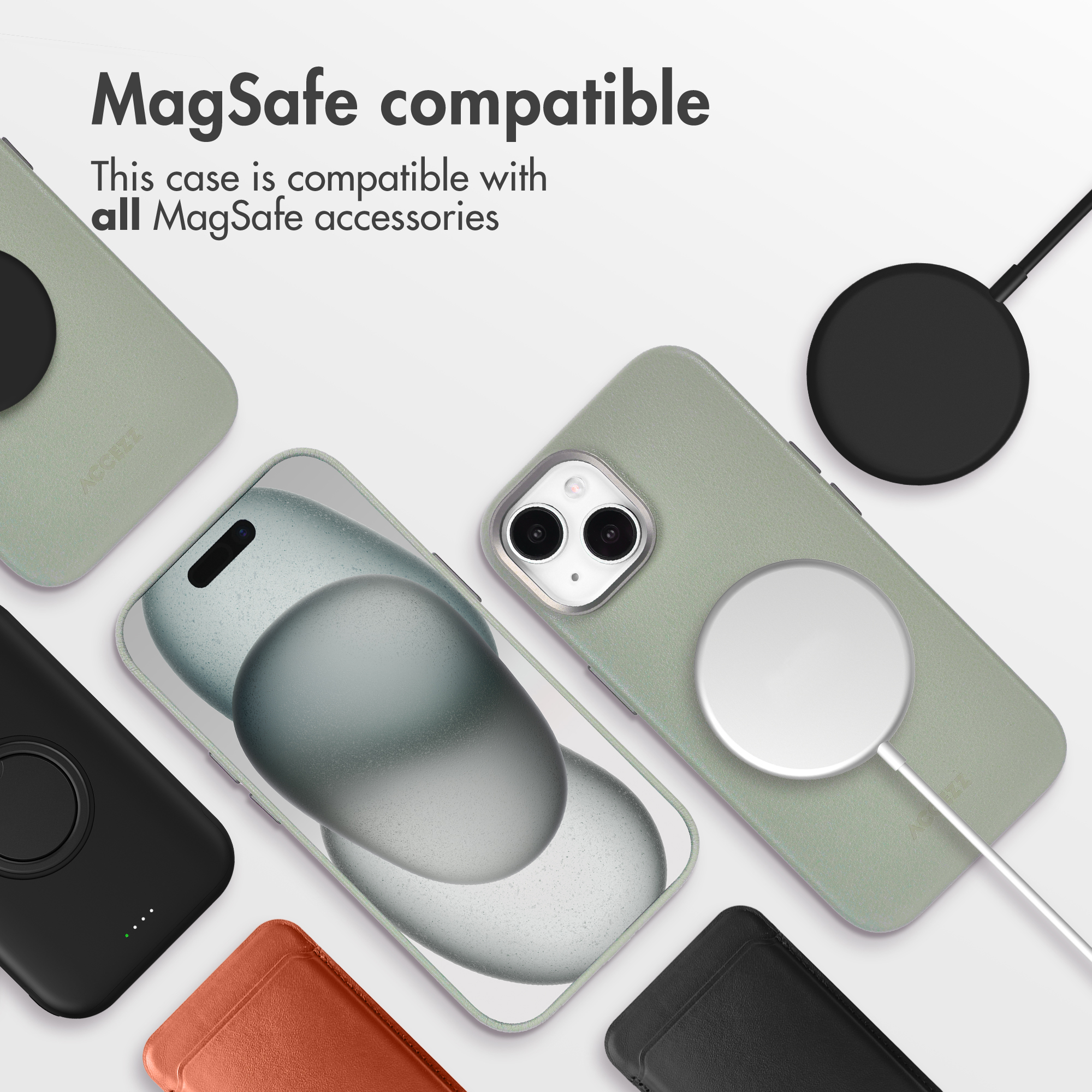 Vista dall'alto di cover compatibili MagSafe, un telefono e caricabatterie wireless su sfondo bianco con testo.