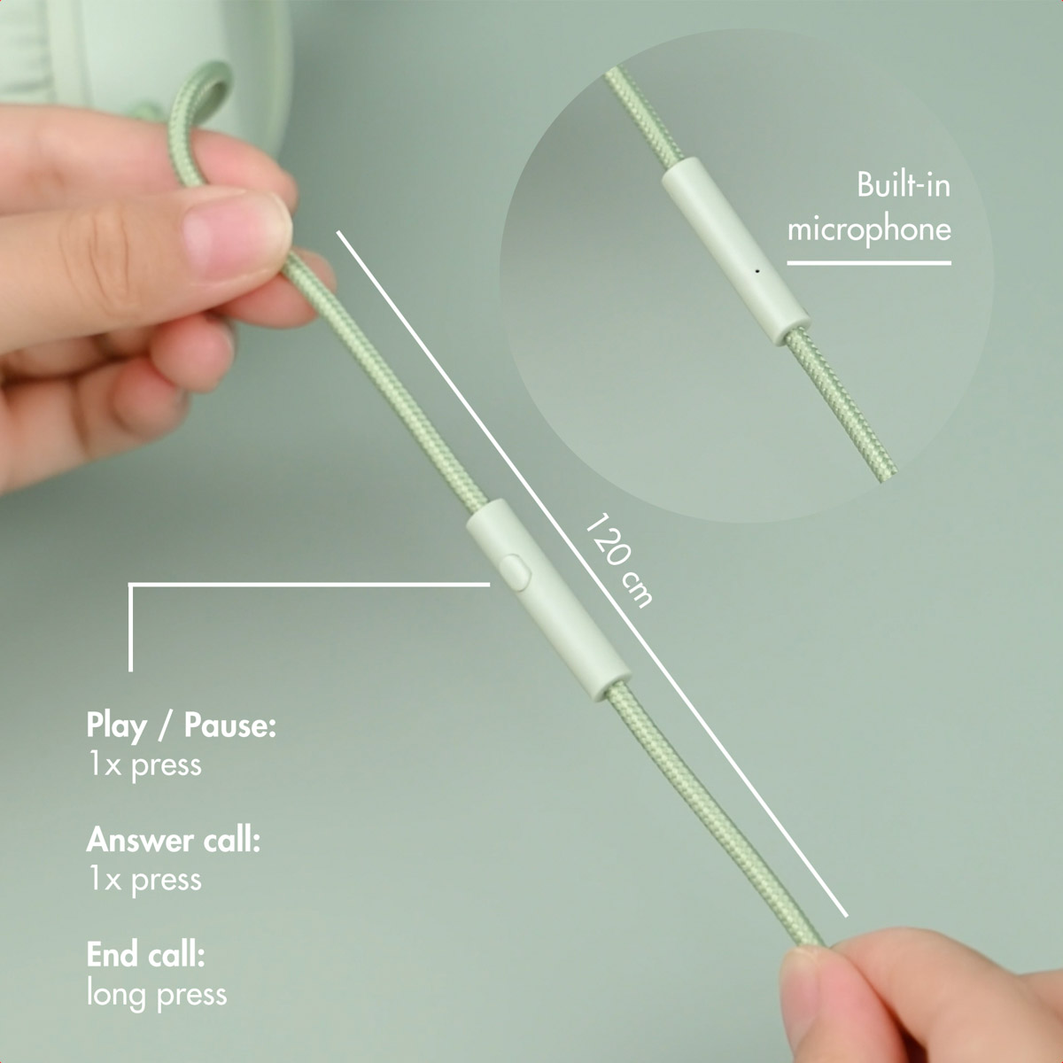 Cable de auriculares verde con micrófono integrado y control de reproducción y llamadas.