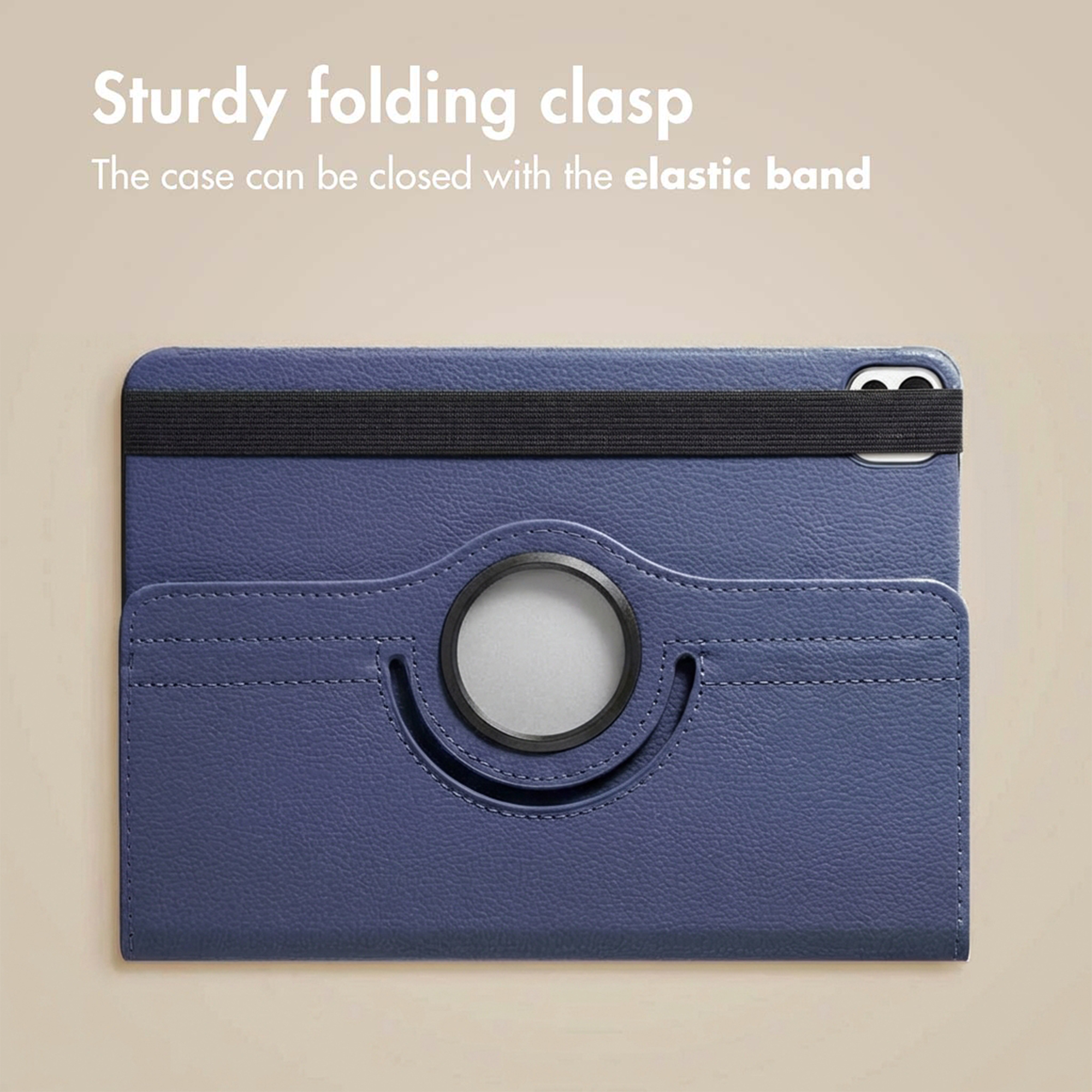 Blauwe tablethoes met een elastische band en cirkelvormige opening op beige achtergrond.