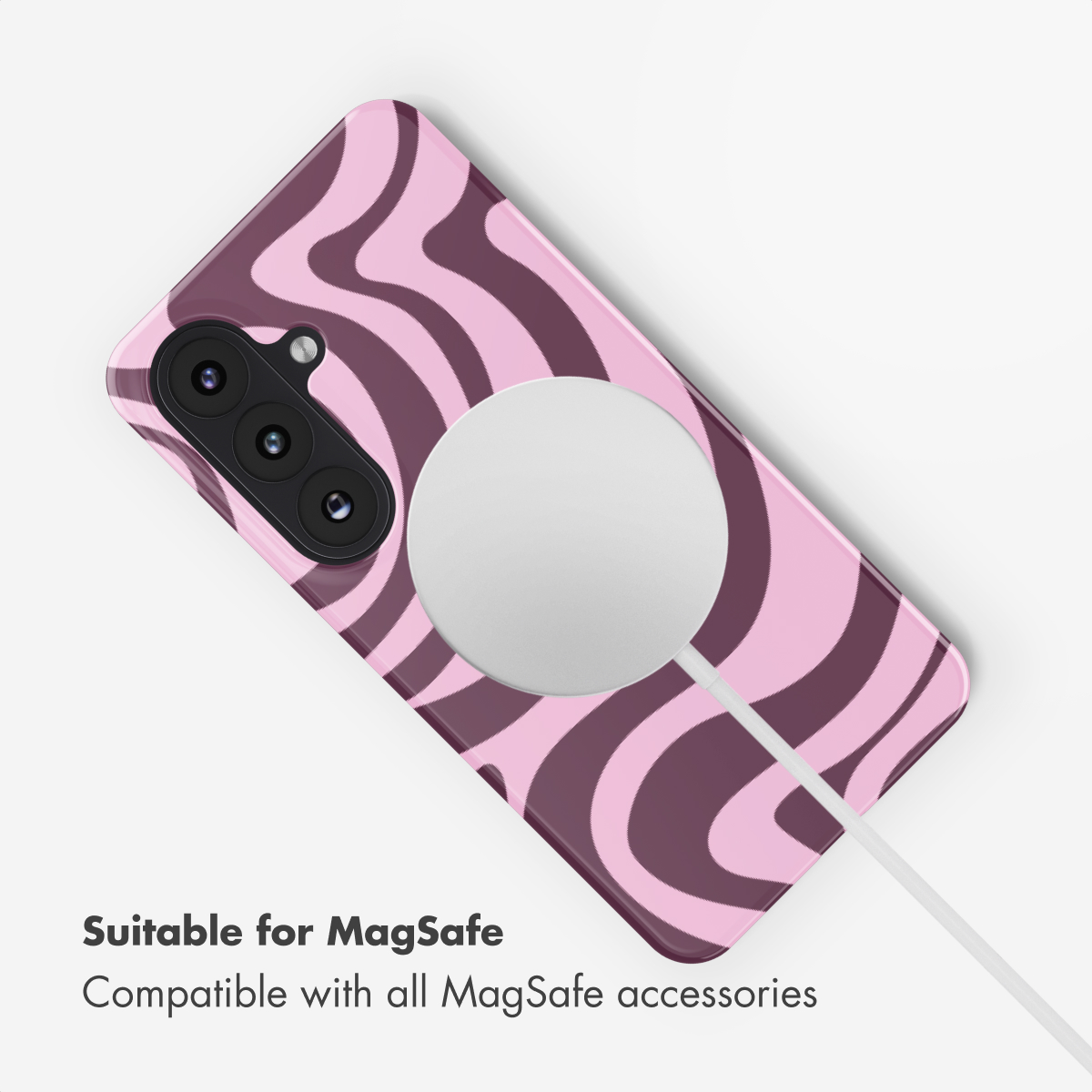 Rosa-schwarze Handyhülle mit Wellenmuster und MagSafe-Ladekabel auf hellem Grund.