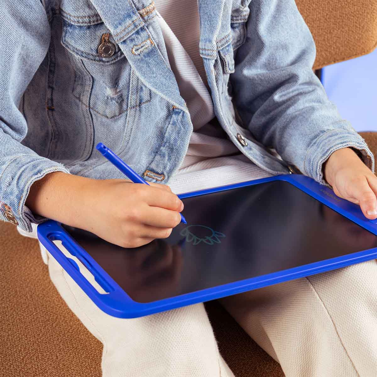 Un bambino in giacca di jeans disegna su una tavoletta elettronica con un pennino blu.