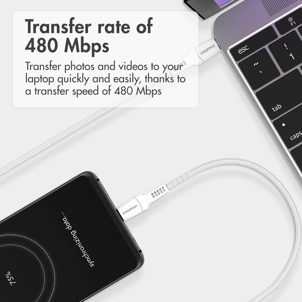 Un câble blanc relie un smartphone à un ordinateur portable avec un texte sur 480 Mbps.
