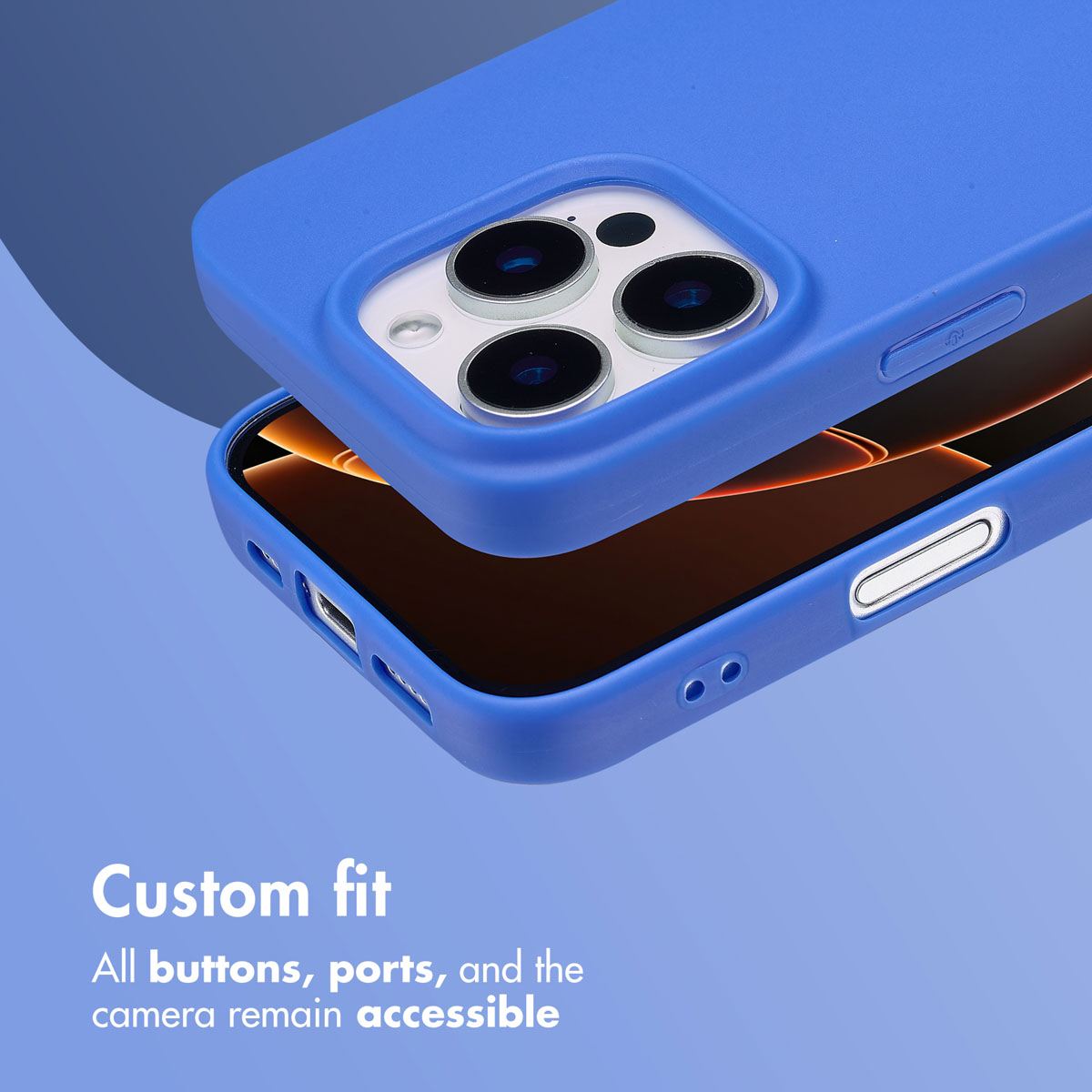 Een smartphone in blauwe siliconen hoes, met de driedubbele camera en knoppen op blauwe achtergrond.