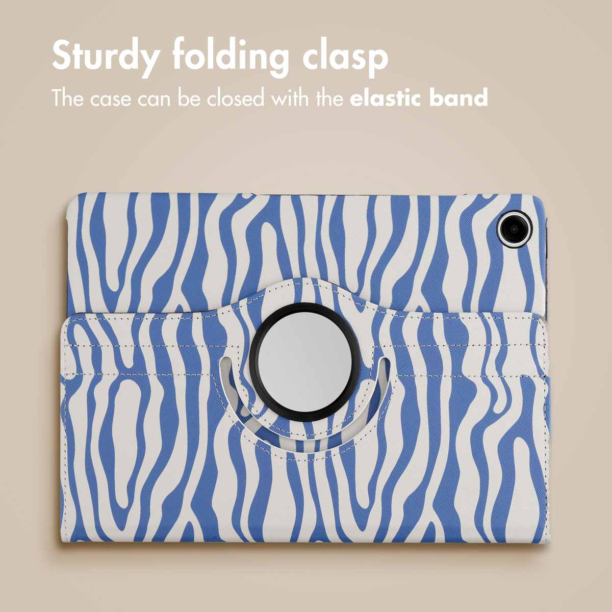 Tablethoes met blauw-wit zebrastreeppatroon, ronde draaibare houder en sluitband op een beige achtergrond.