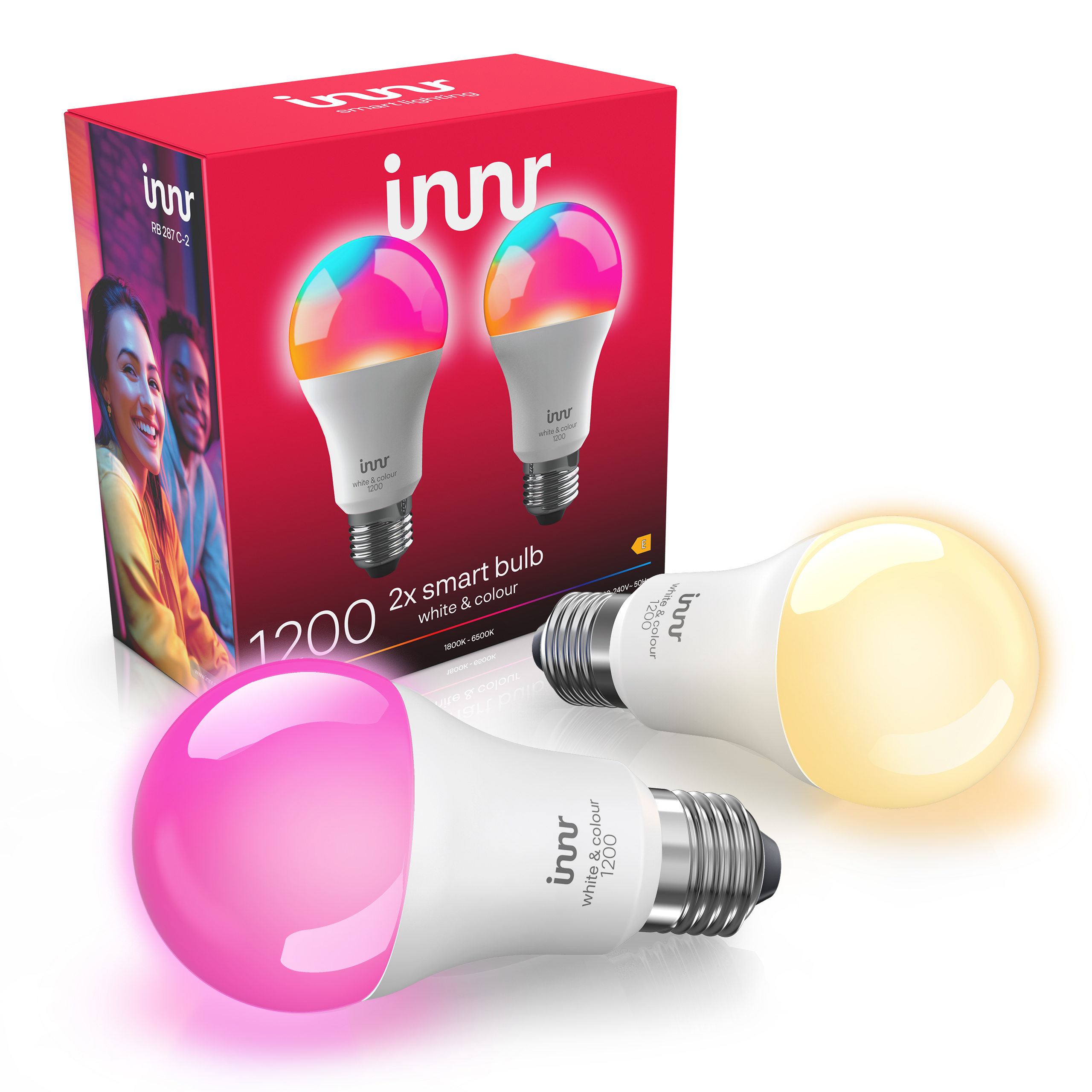 Zwei Innr Smart-Glühbirnen vor einer roten Produktverpackung, eine rosa und die andere warmweiß leuchtend.