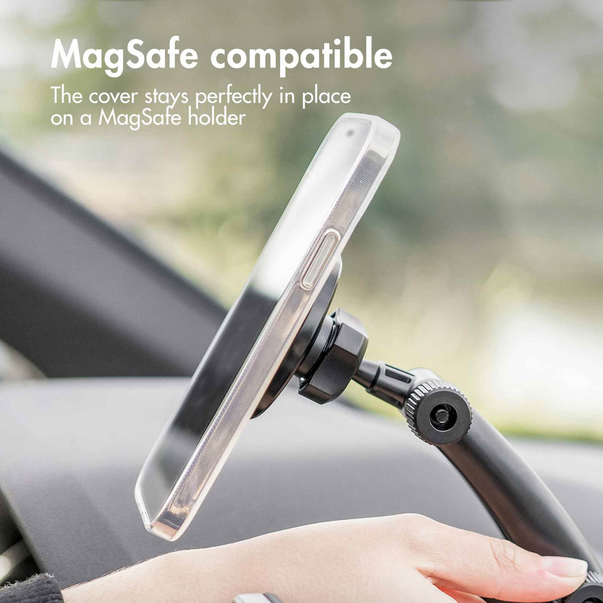 Un smartphone en una funda transparente en un soporte MagSafe negro en el salpicadero.