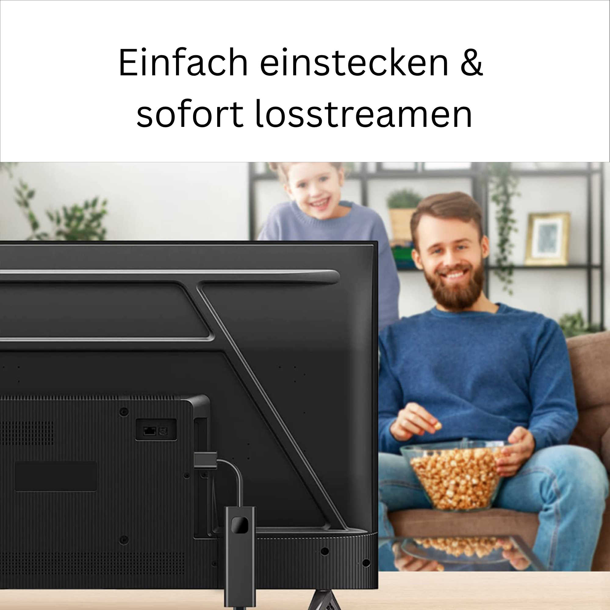 Ein Streaming-Stick steckt im Fernseher, während Familie im Hintergrund Popcorn isst und lächelt.