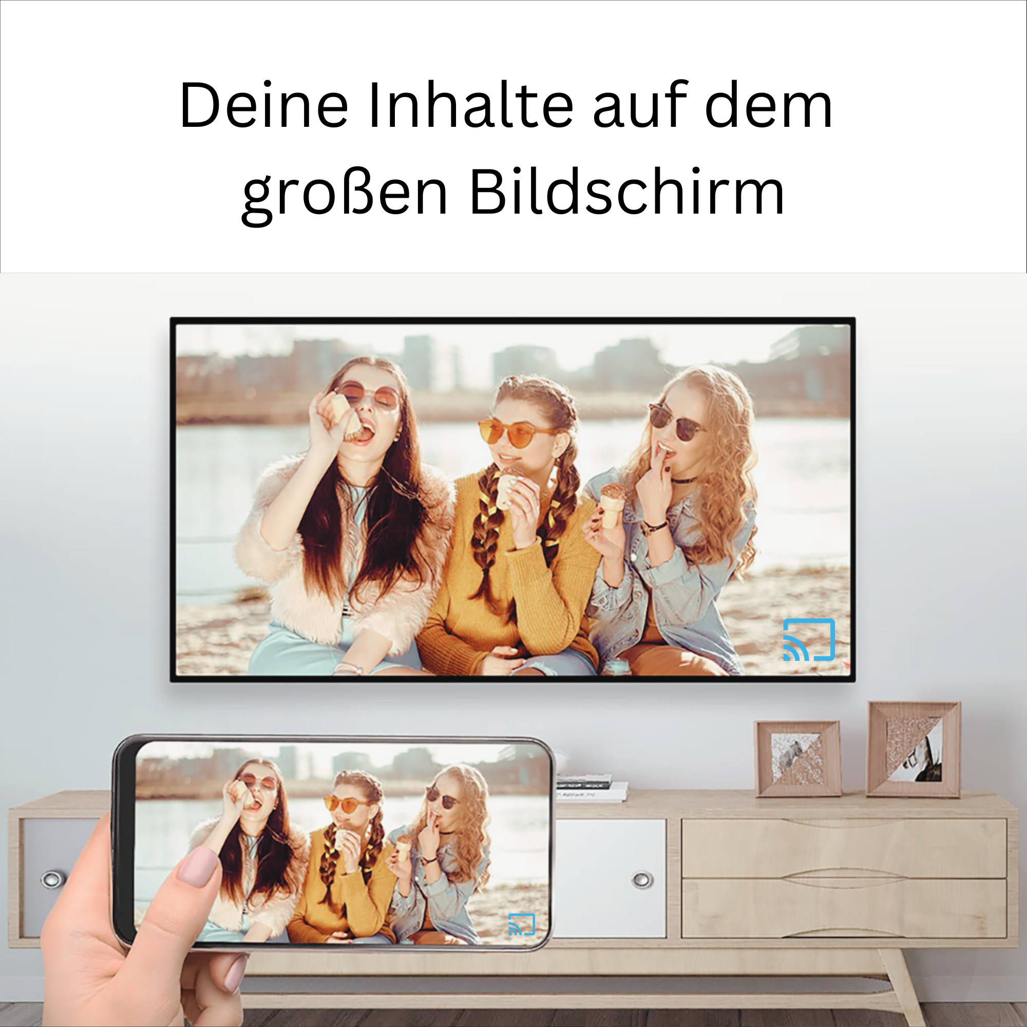 Ein Smartphone überträgt das Bild von drei Freunden, die Eis essen, auf einen großen Fernseher.