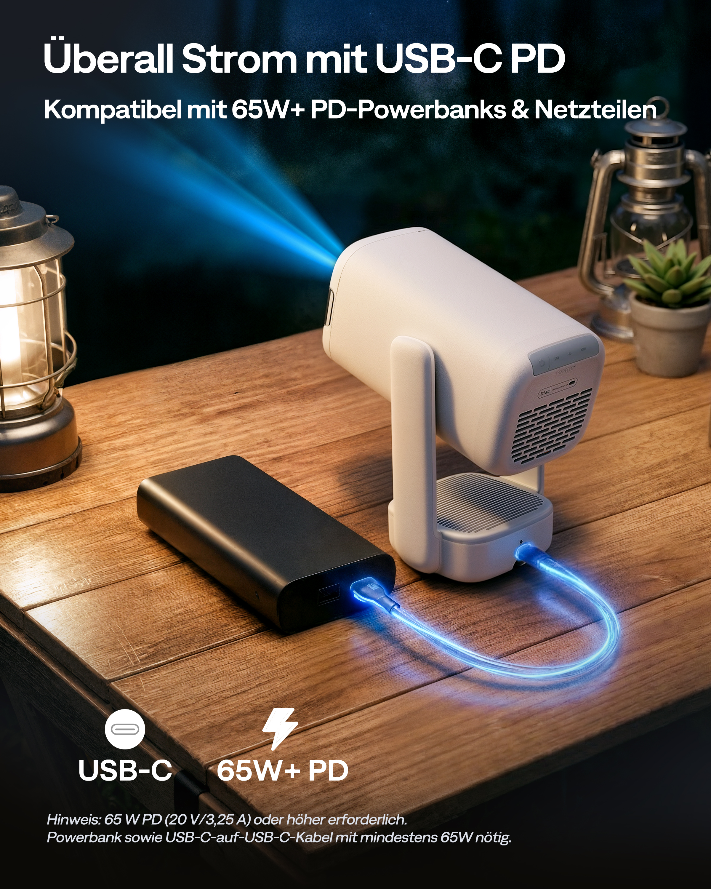 Weißer Projektor auf Holz Tisch mit schwarzer Powerbank verbunden durch ein blau leuchtendes USB-C Kabel.