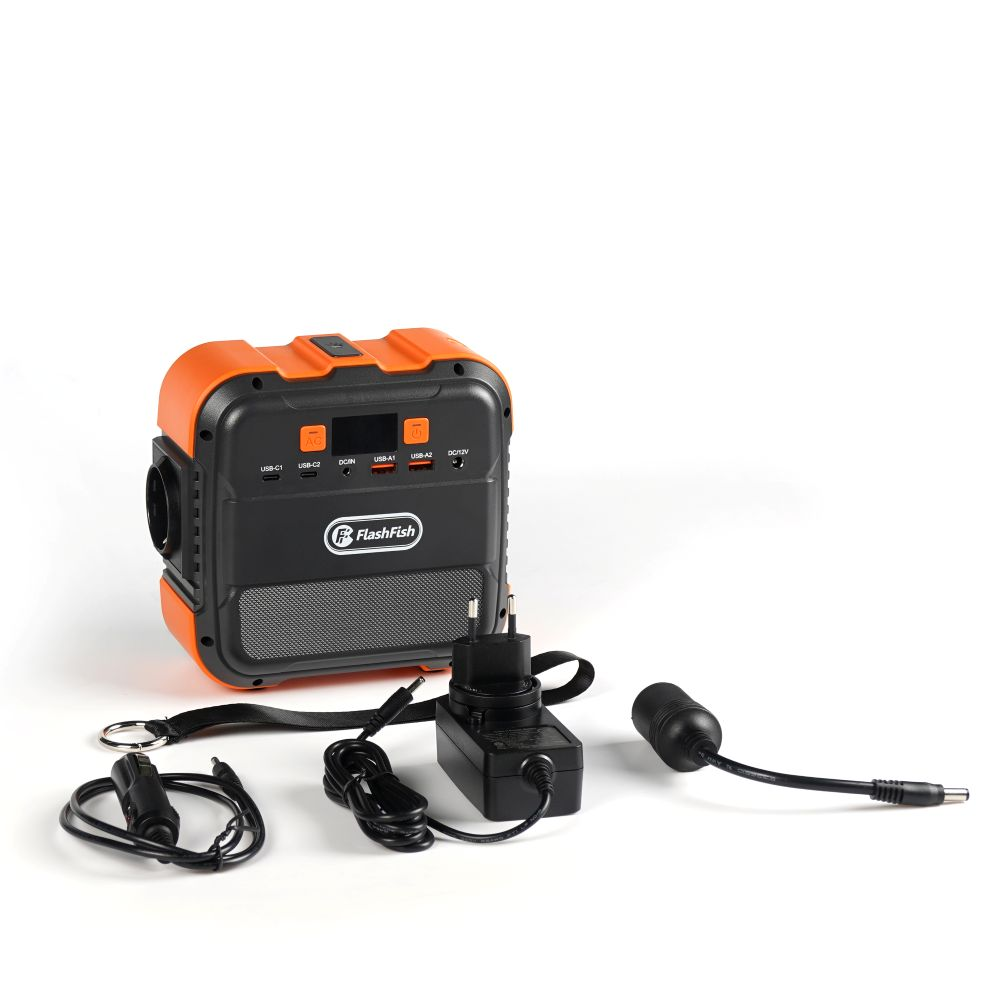 Generador de energía FlashFish naranja y negro con cables de carga y adaptador de corriente sobre fondo blanco.