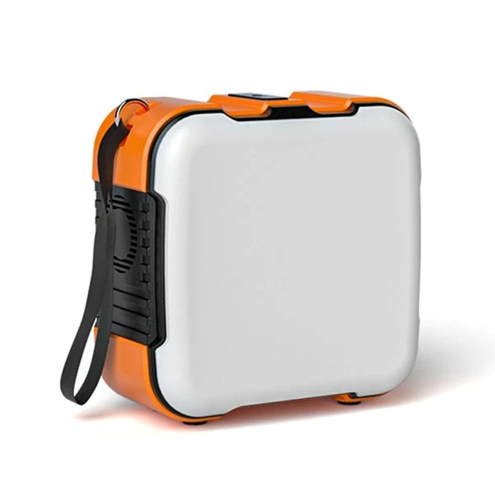 Una lámpara portátil naranja y negra con un panel luminoso blanco y correa negra sobre fondo blanco.